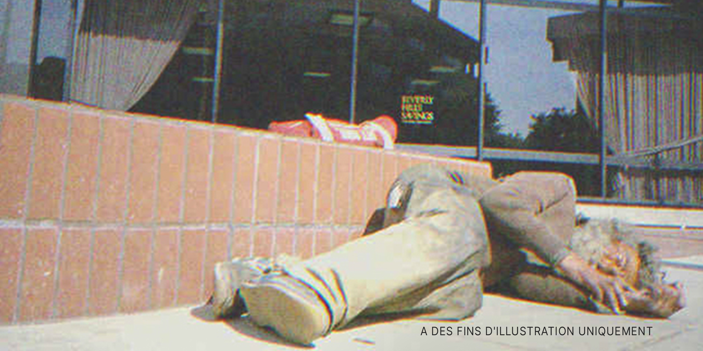 Un sans-abri dort sur le trottoir. | Source : Shutterstock.com