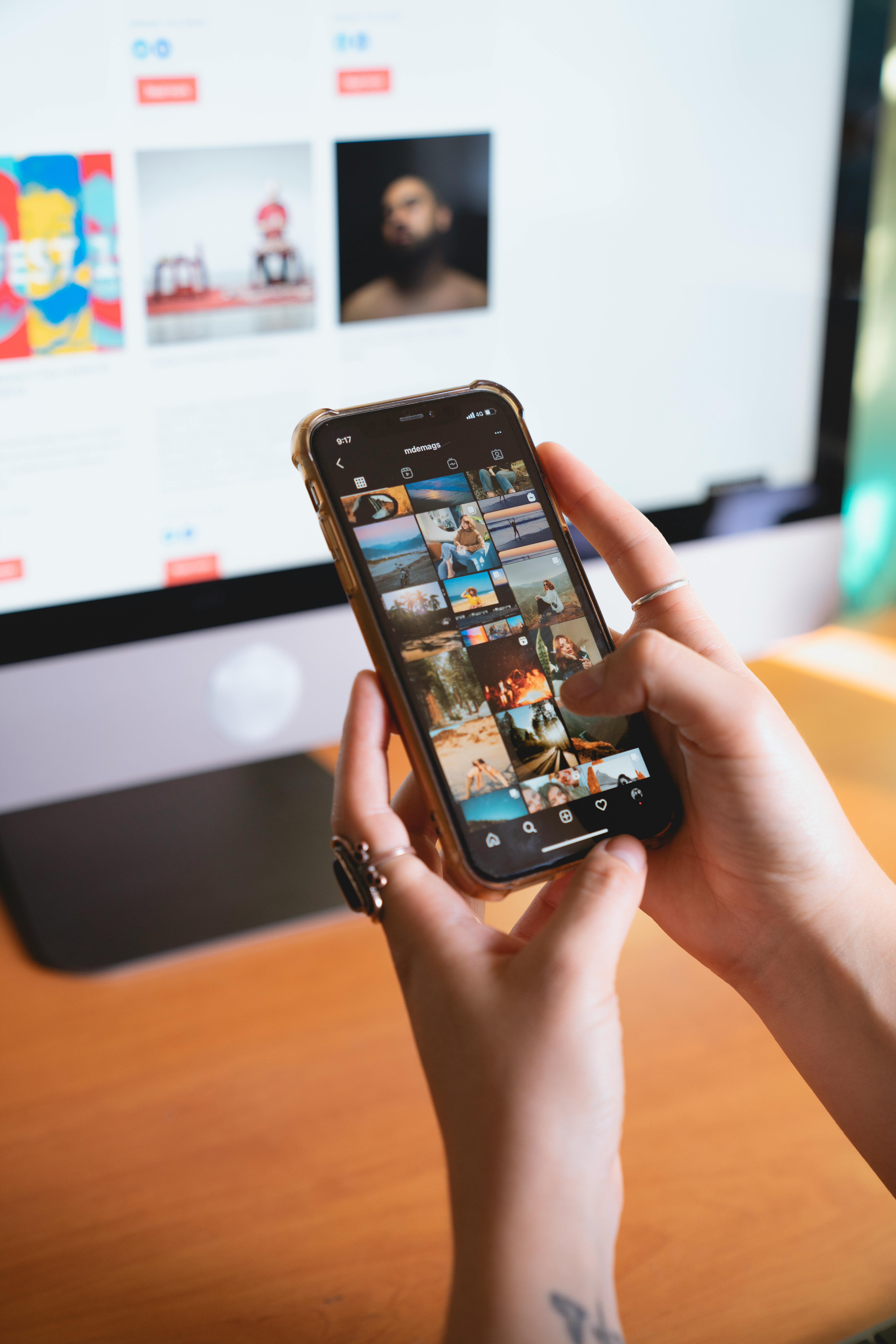 Une femme faisant défiler les réseaux sociaux sur son téléphone | Source : Pexels