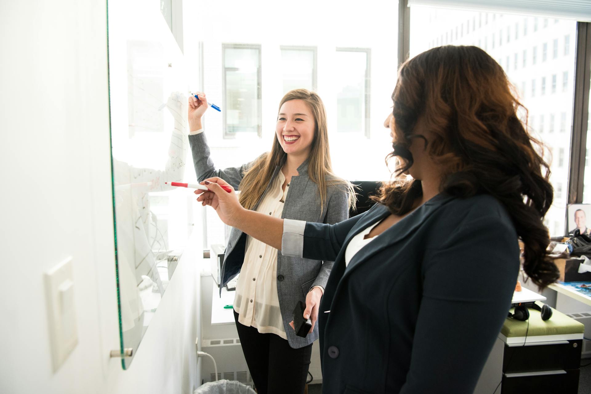 Deux femmes travaillant ensemble | Source : Pexels