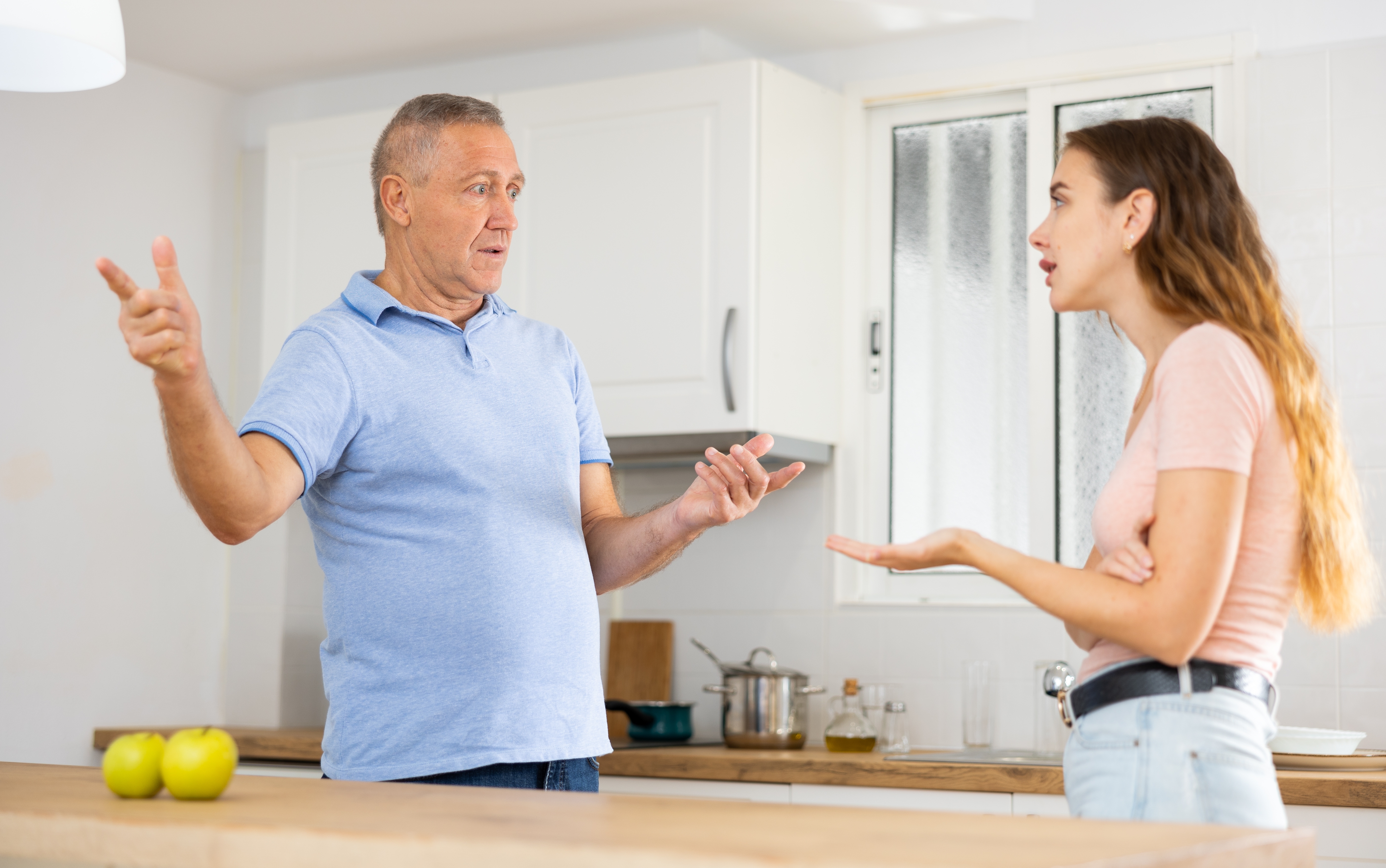 Un homme plus âgé et une femme plus jeune se disputent | Source : Shutterstock