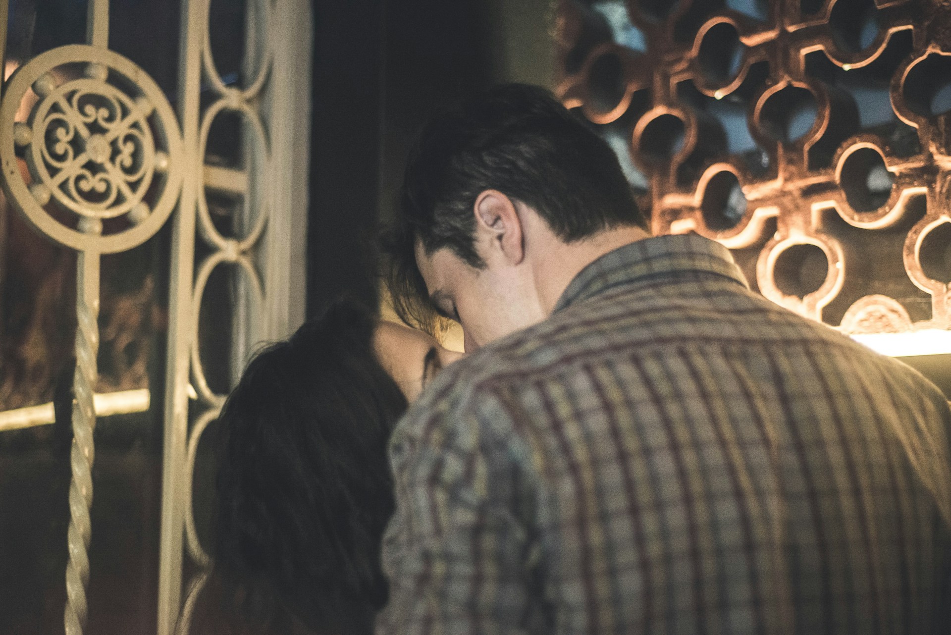 Un couple qui s'embrasse | Source : Unsplash