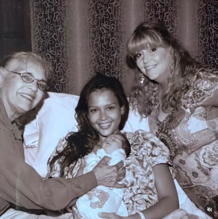 Honor Warren avec sa mère Jessica Alba et d'autres personnes dans un post mis en ligne le 7 juin 2024 | Source : Instagram/jessicaalba