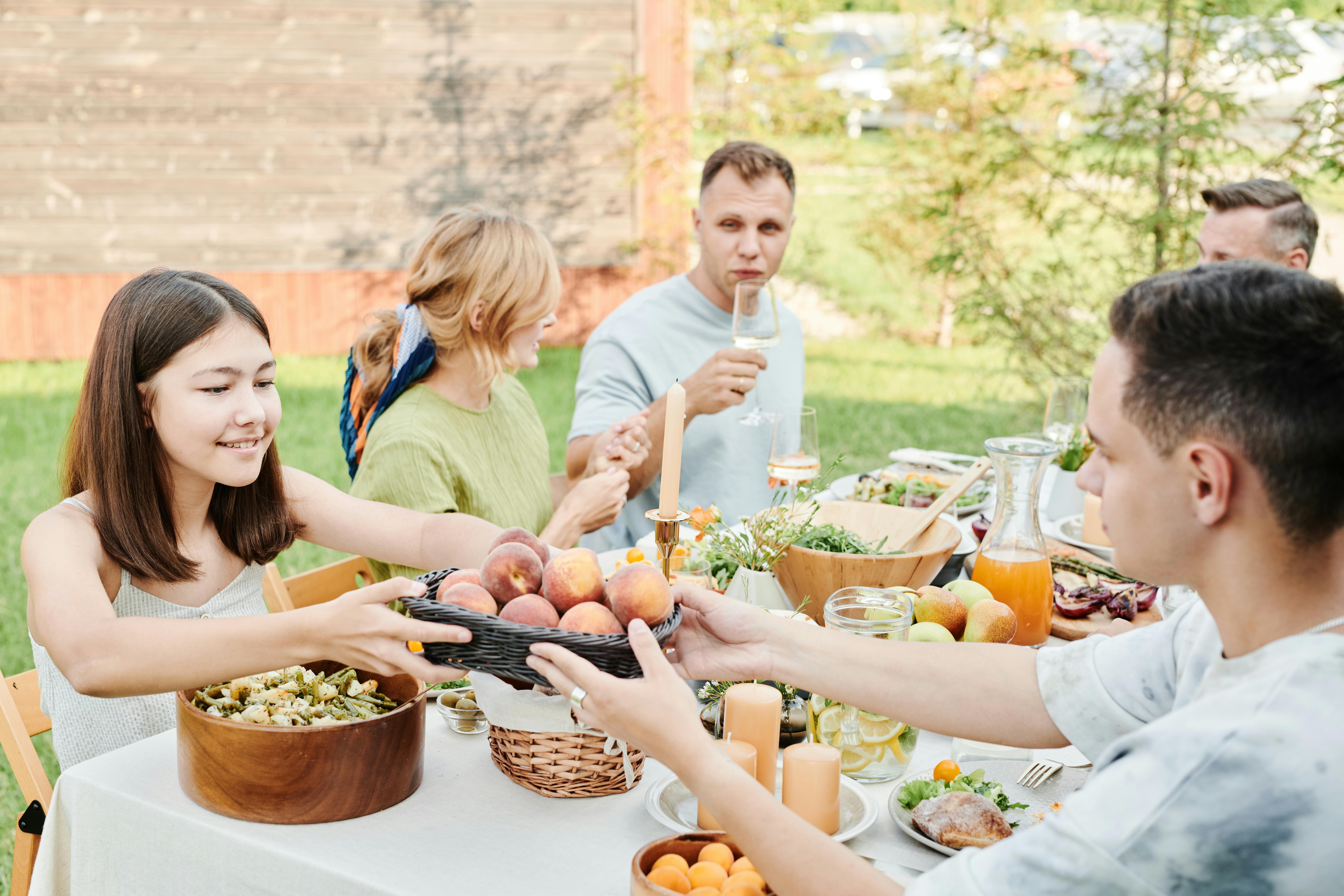Une famille qui profite d'un repas ensemble | Source : Pexels