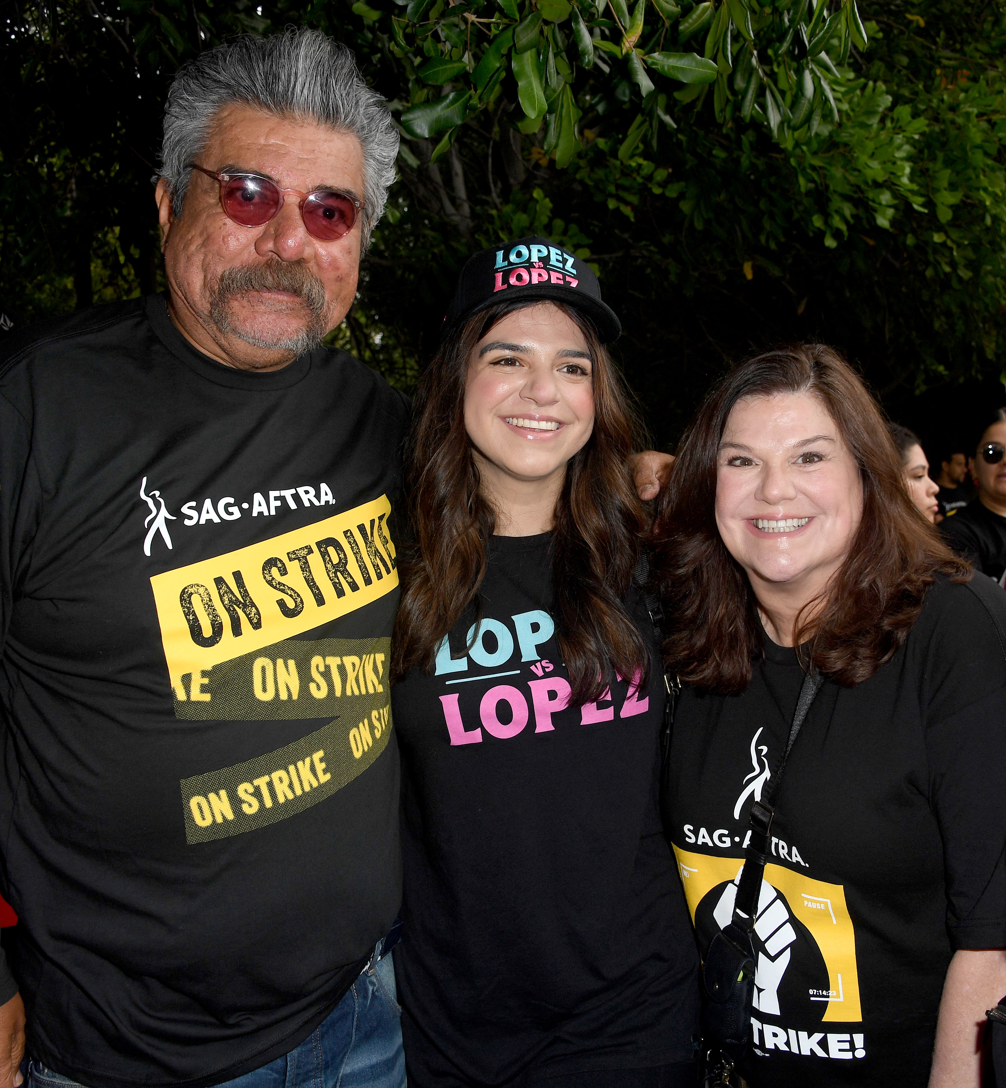 George Lopez, Mayan Lopez et Ann Serrano pendant la grève de la SAG-AFTRA et de la WGA devant les studios Warner Bros. le 15 septembre 2023 à Burbank, en Californie | Source : Getty Images