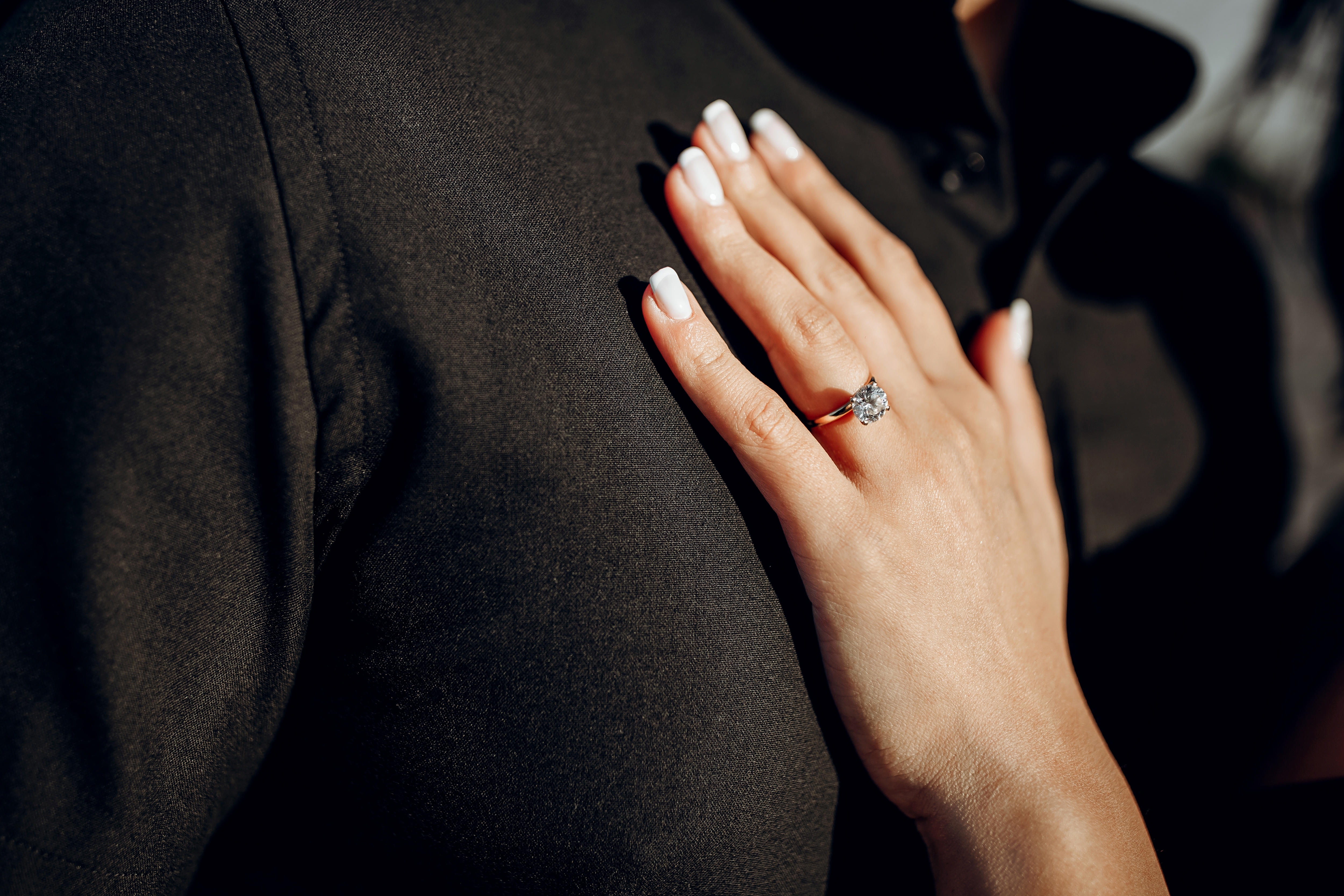 A mão de uma mulher com uma aliança de casamento | Fonte: Shutterstock