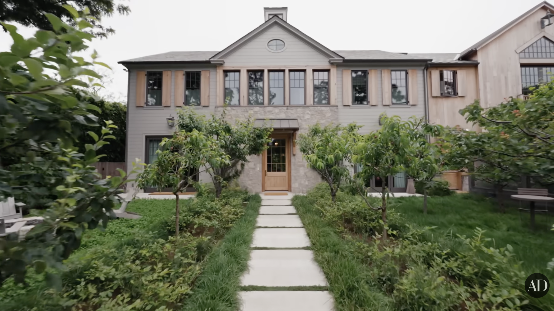 L’extérieur de la maison de Jennifer Garner tel qu’on le voit sur la vidéo YouTube d’Architectural Digest postée le 4 septembre 2024. | Source : YouTube/Architectural Digest