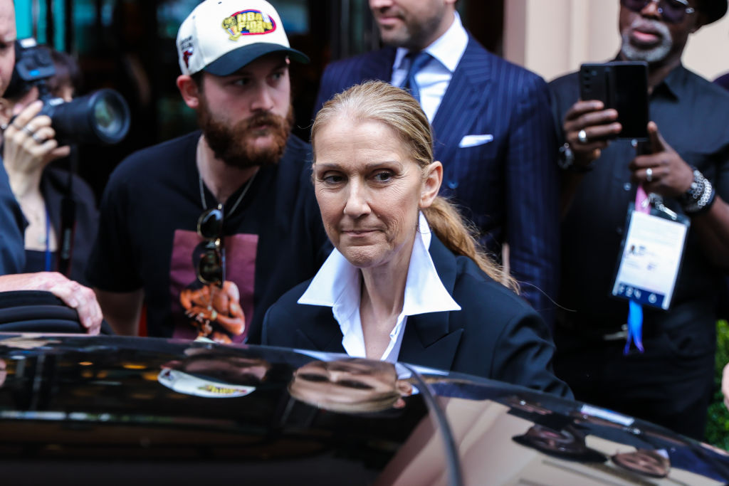 Céline Dion quitte un hôtel le 23 juillet 2024 à Paris, France. I Source : Getty Images