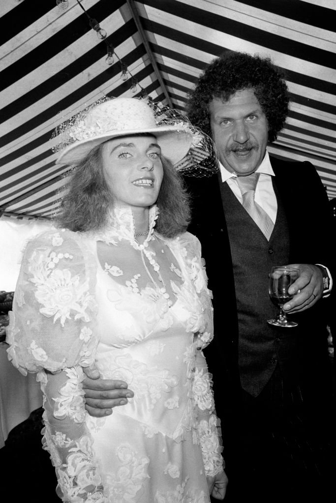 Mariage du chanteur Mort Shuman avec Elisabeth Moreau à Villiers-Saint-Benoît le 28 septembre 1974, France. | Photo : Getty Images