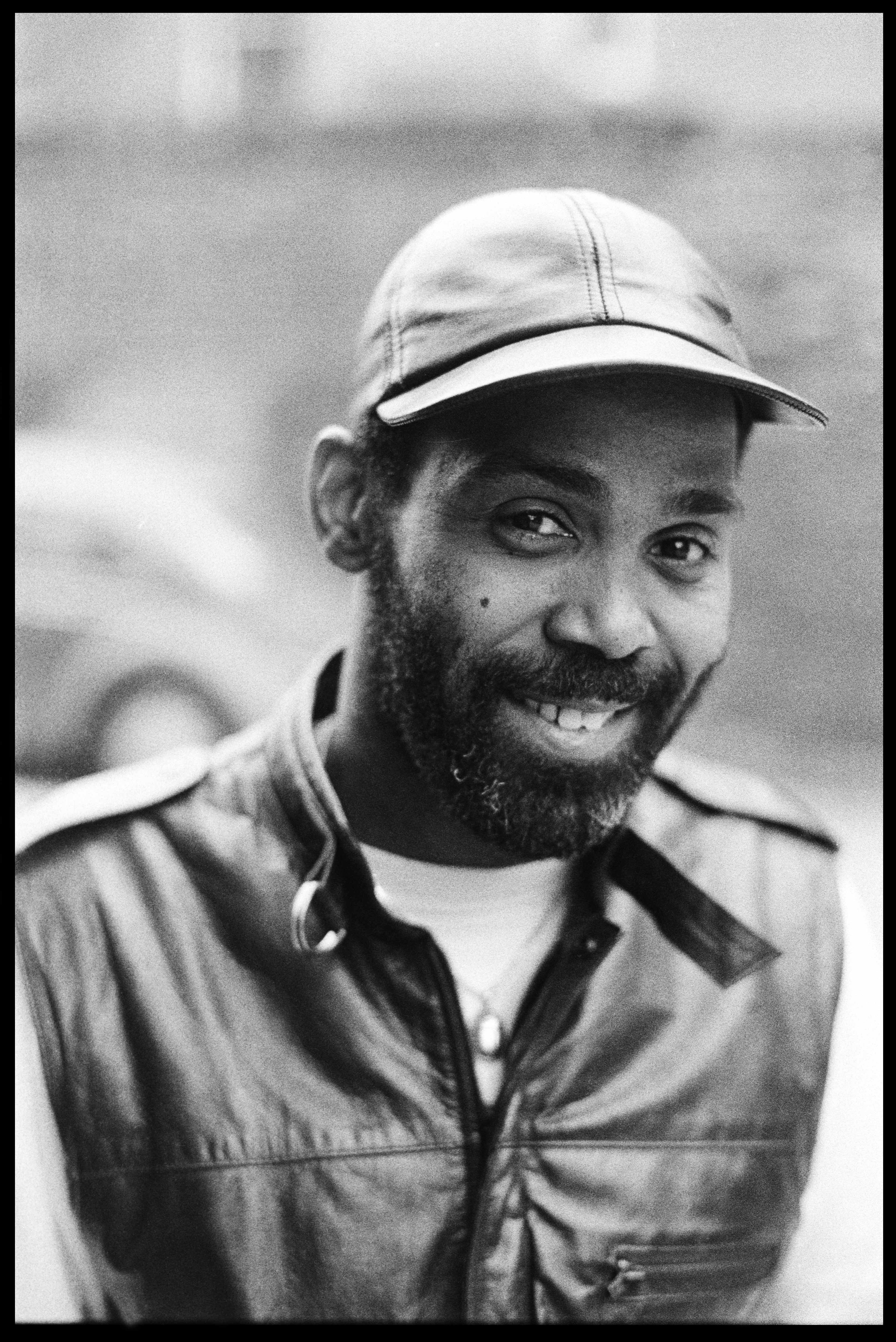 Frankie Beverley du groupe de R et B Maze pose pour un portrait à l'extérieur de l'Hammersmith Odeon à Londres, Angleterre, le 22 avril 1985 | Source : Getty Images