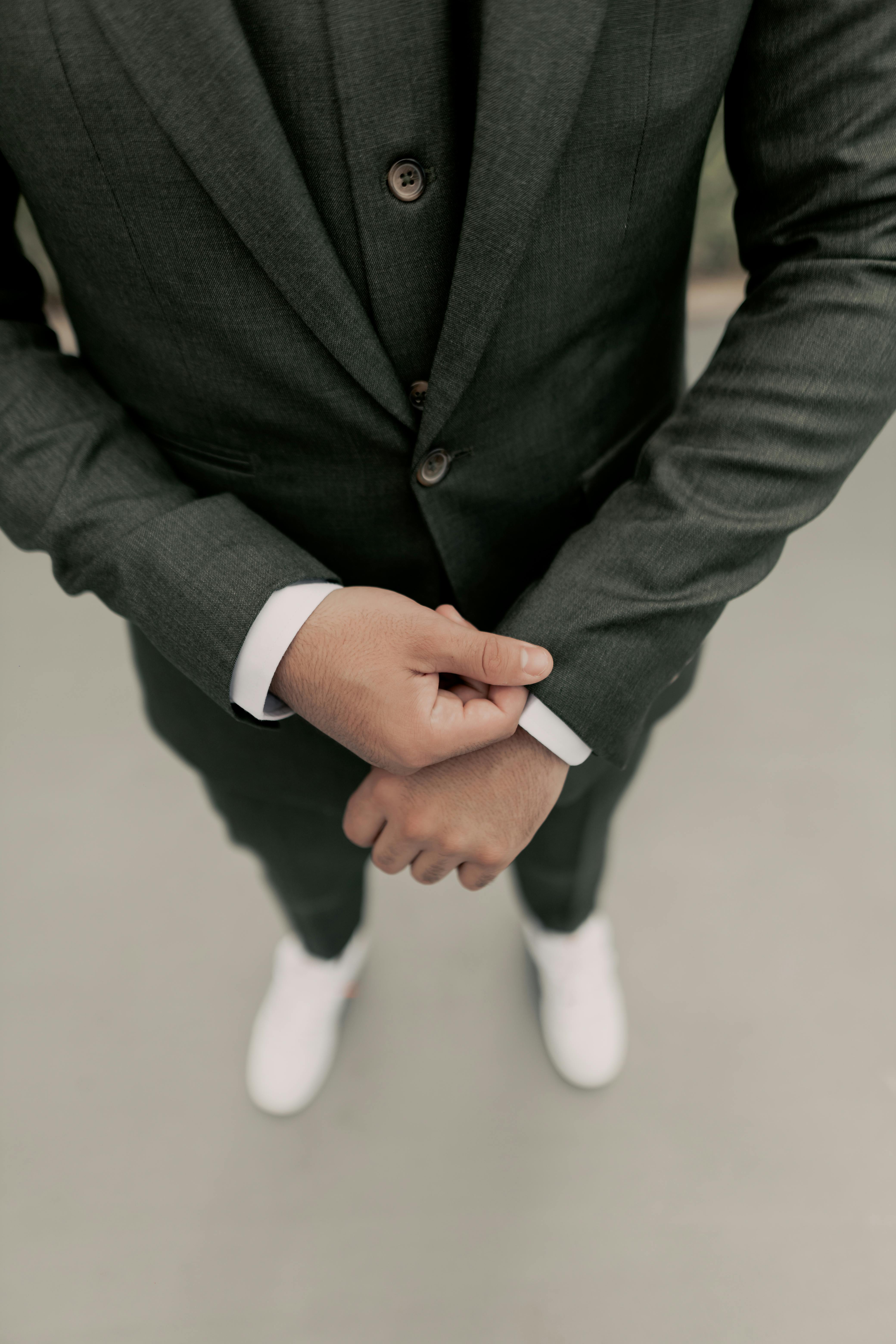 Un homme vêtu d'un costume | Source : Pexels