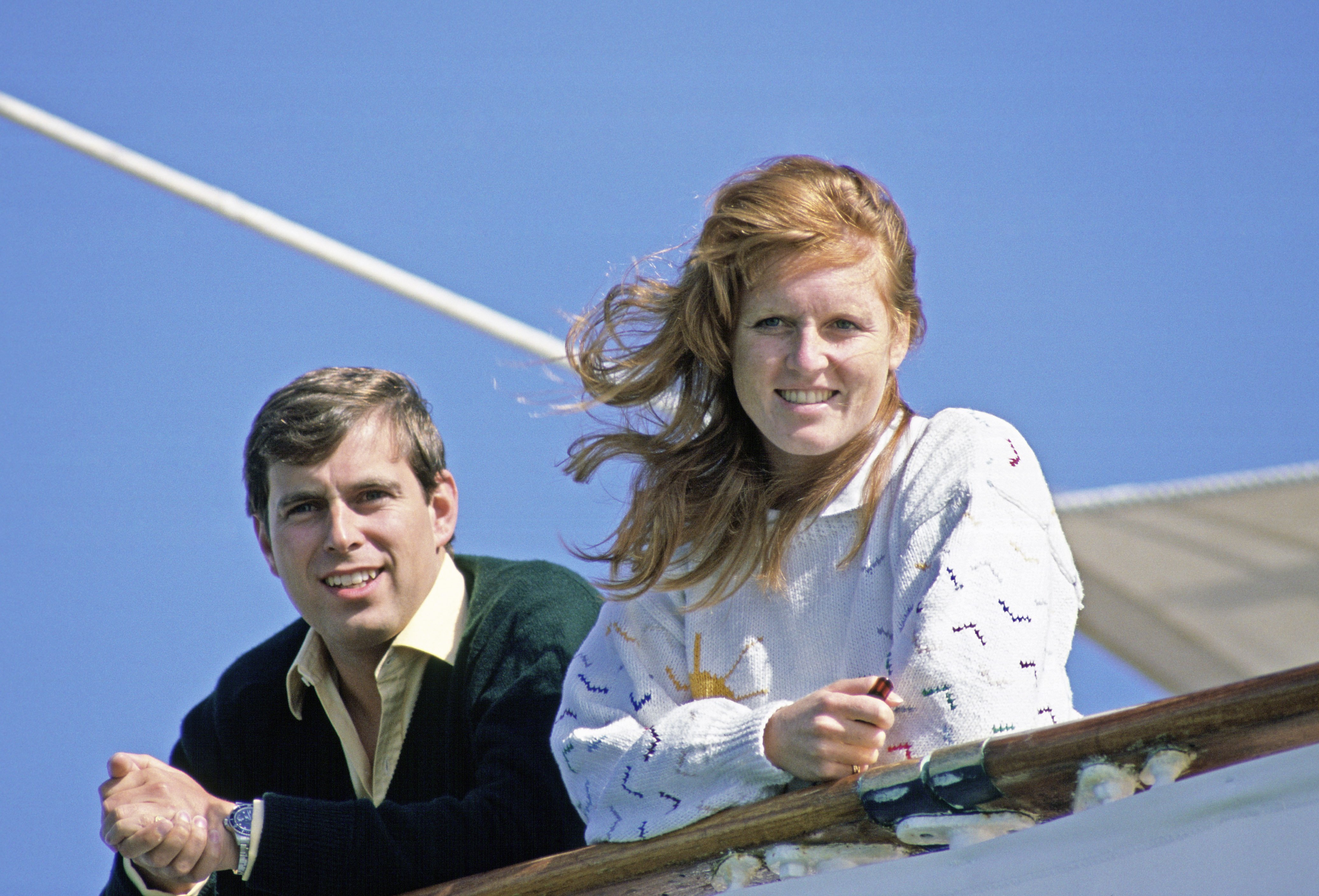 Le duc et la duchesse d'York rentrant de leur lune de miel à bord du yacht royal Britannia. | Source : Getty Images