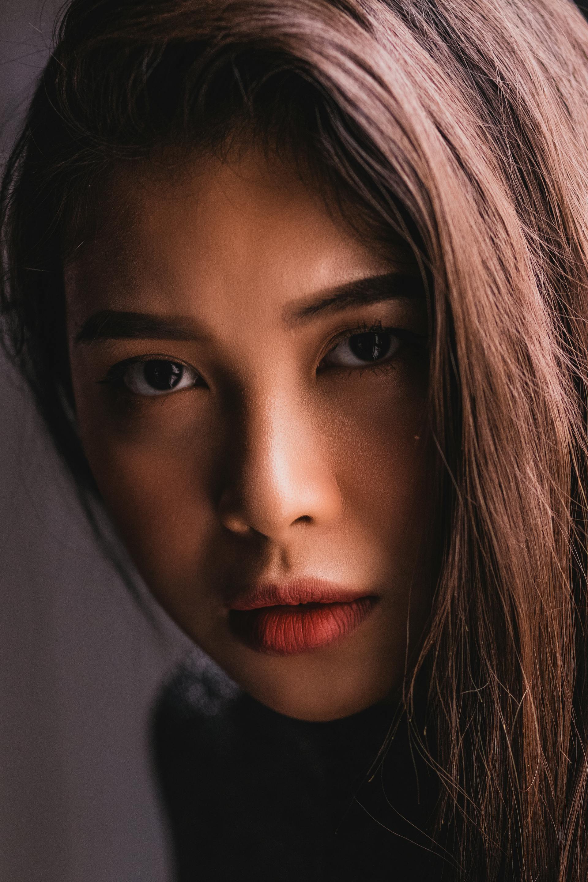 Une femme sérieuse qui fixe quelqu'un | Source : Pexels