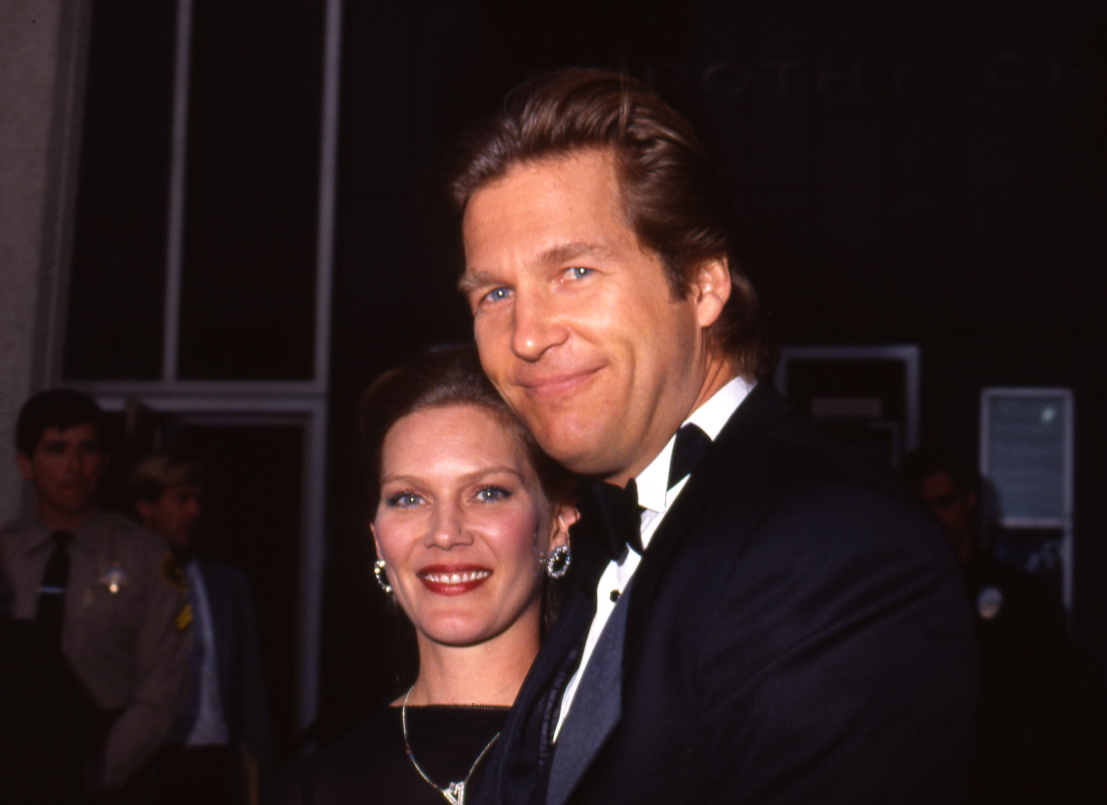 Susan et Jeff Bridges posent pour un portrait lors de la cérémonie des Oscars en mars 1987, à Los Angeles, Californie. | Source : Getty Images