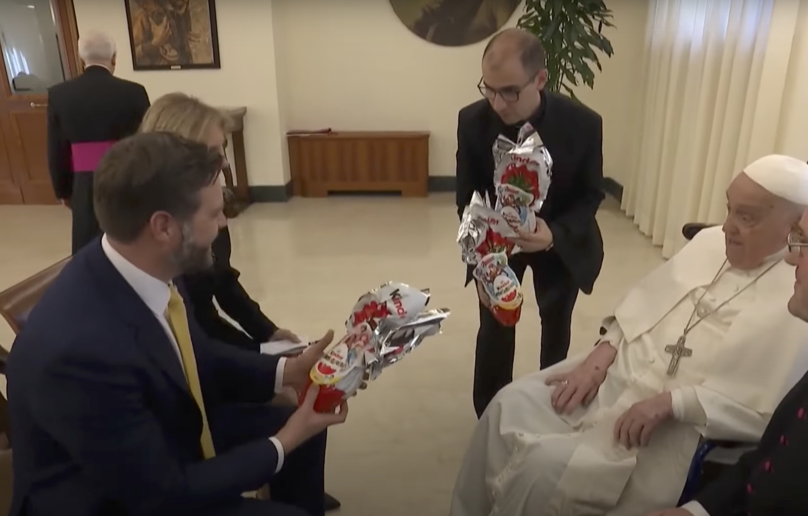 Capture d'écran d'un prêtre donnant un cadeau à JD Vance au nom du pape François, tirée d'une vidéo datée du 20 avril 2025. | Source : YouTube/AFP News Agency