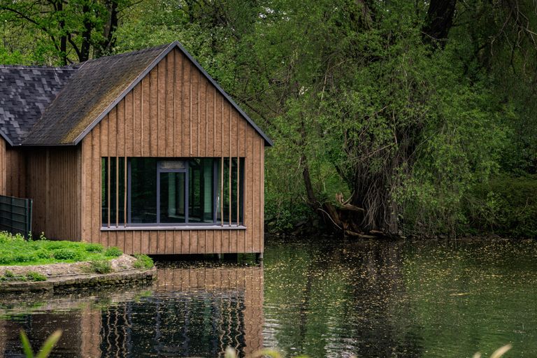 Il s'avère que Kevin avait secrètement construit une maison en bois près du lac pour surprendre Sarah. | Source : Unsplash