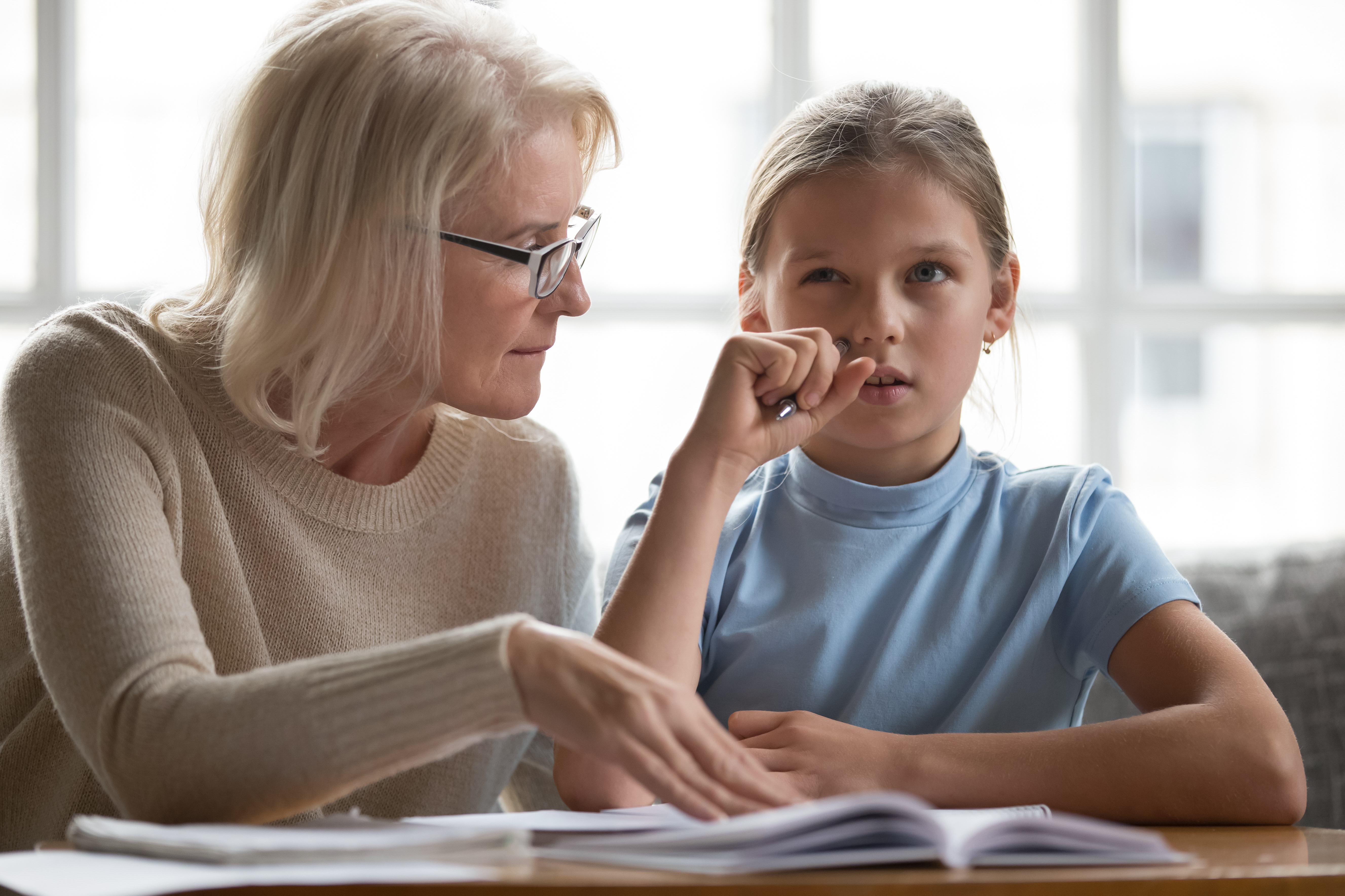 Une femme plus âgée enseigne à une jeune fille | Source : Shutterstock
