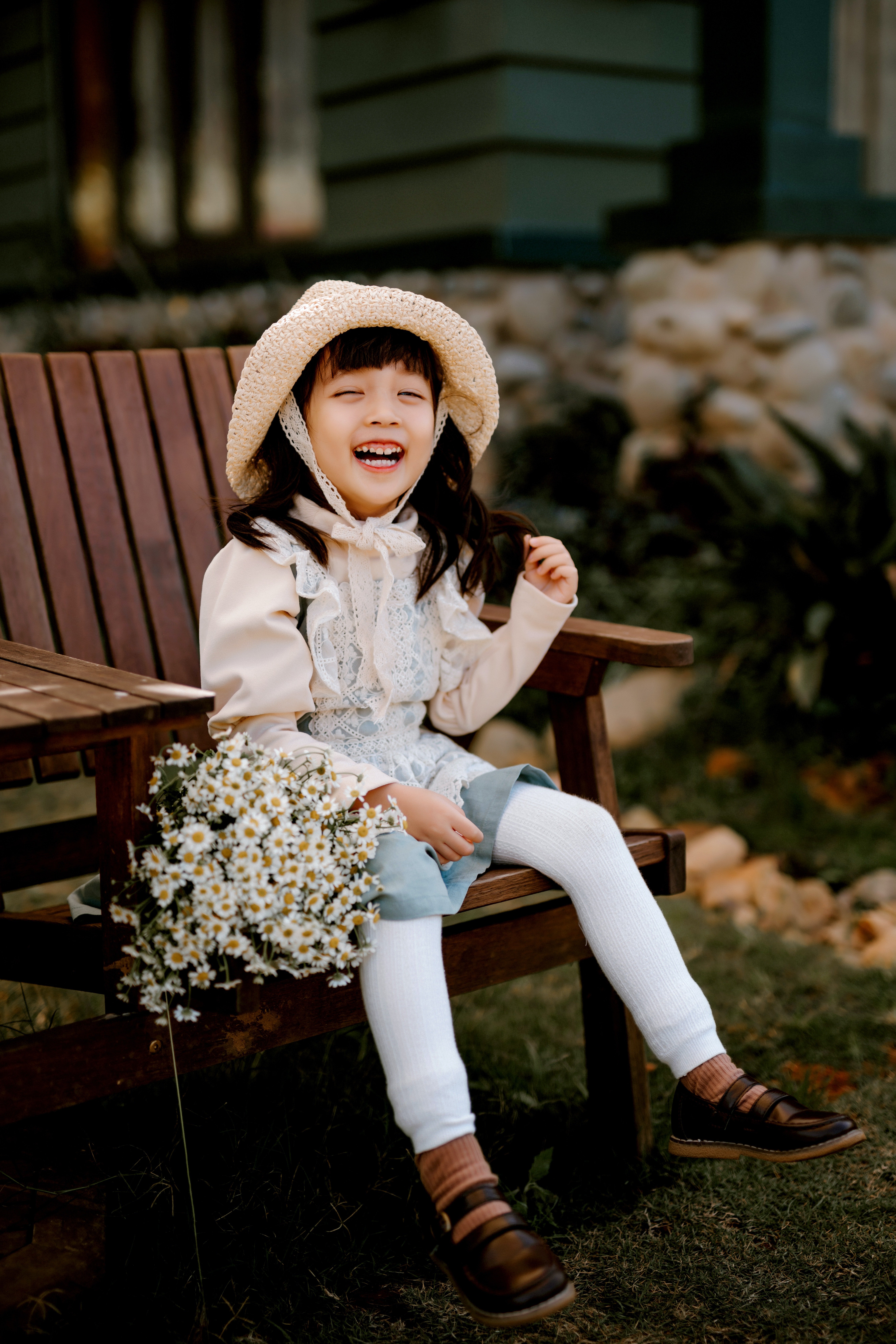 La petite fille s'asseyait toujours au même endroit pour vendre des fleurs. | Source : Pexels