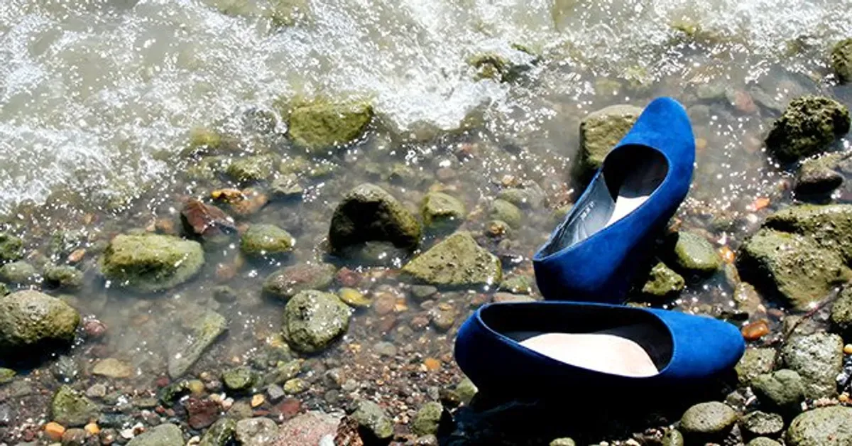 Les chaussures de Laura près de la rivière quand elle était enfant | Source : Shutterstock