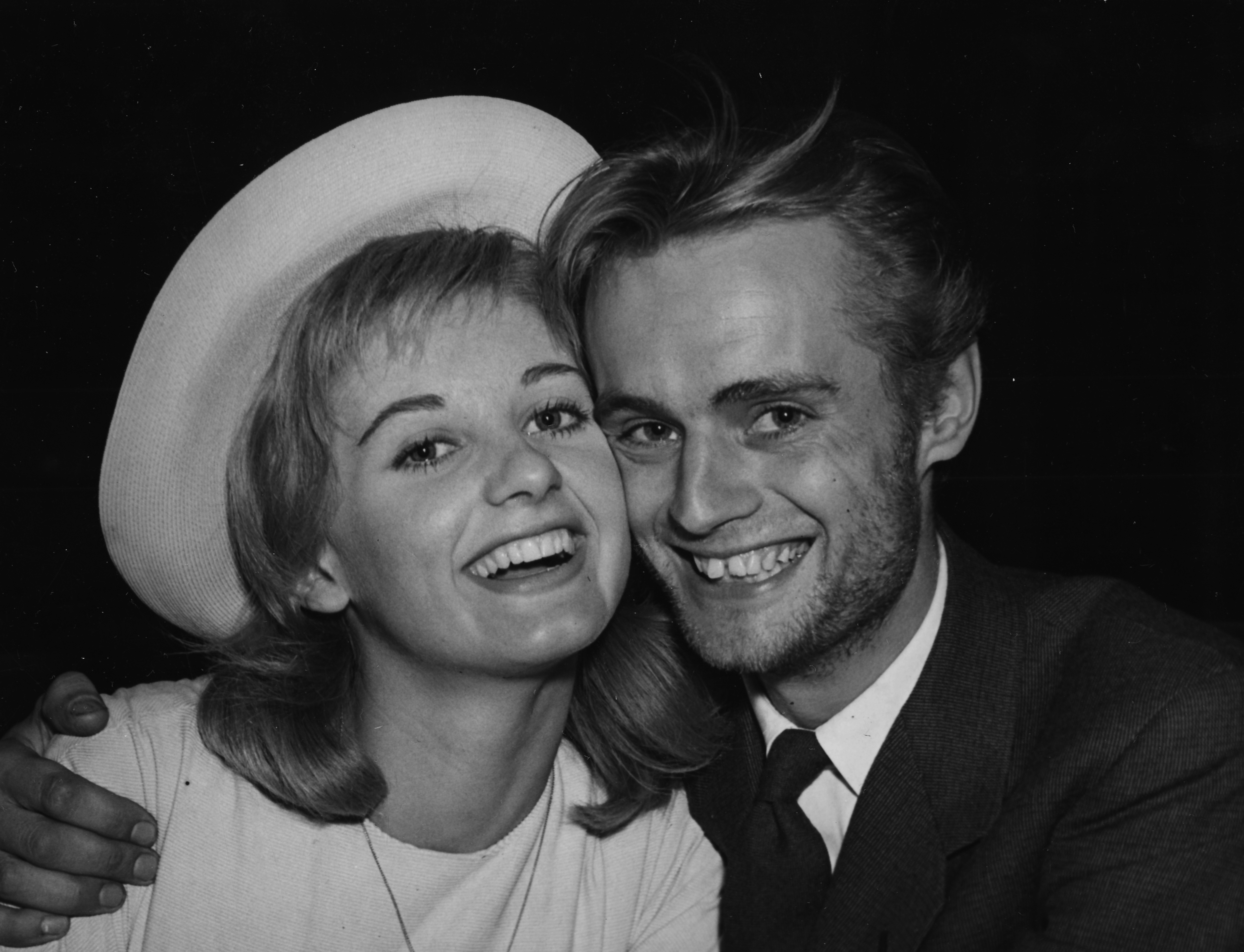 Jill Ireland et David McCallum souriant après leur mariage dans un bureau d'enregistrement à Londres le 13 mai 1957 | Source : Getty Images