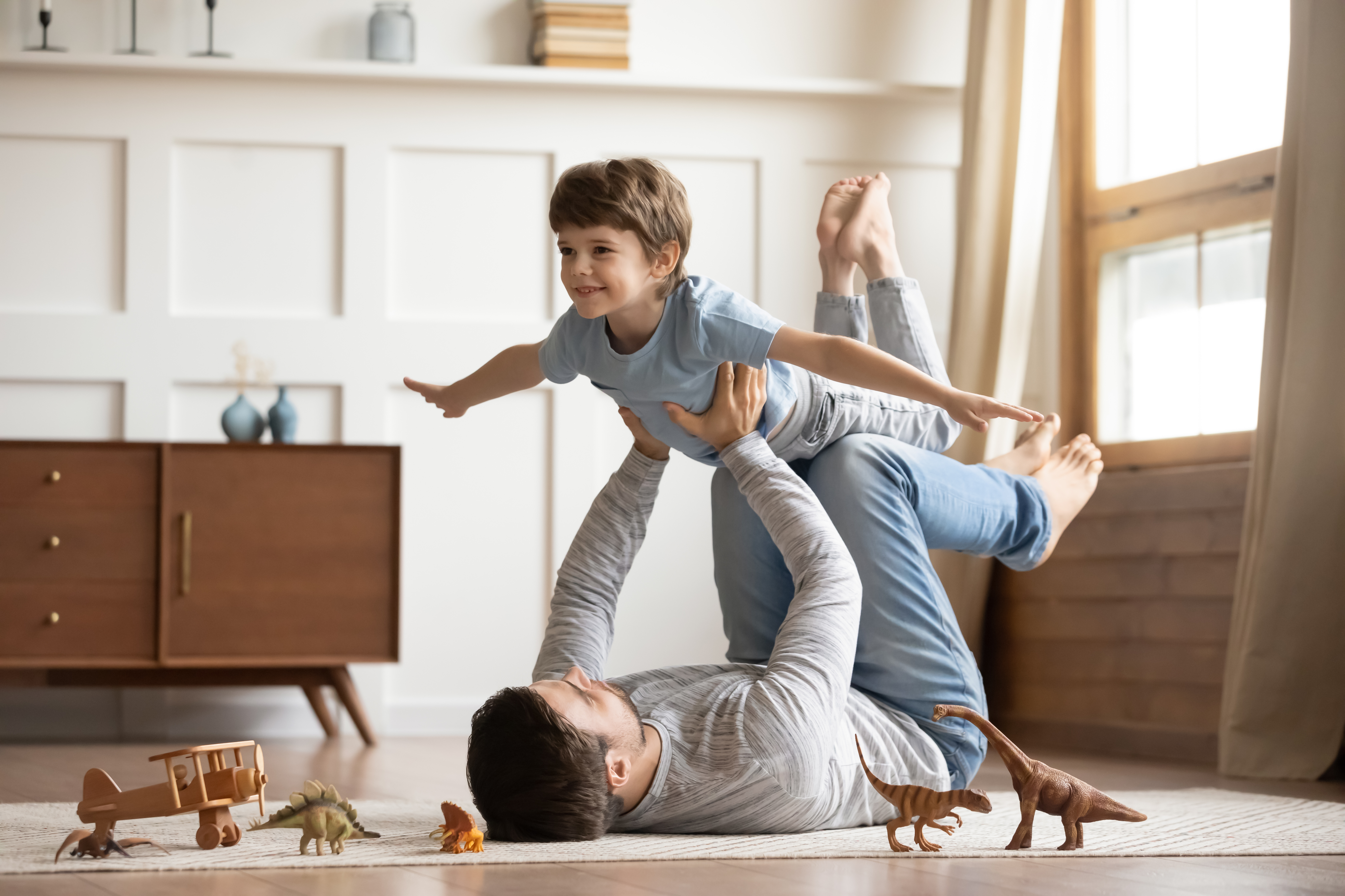 Un homme qui joue avec son enfant | Source : Shutterstock