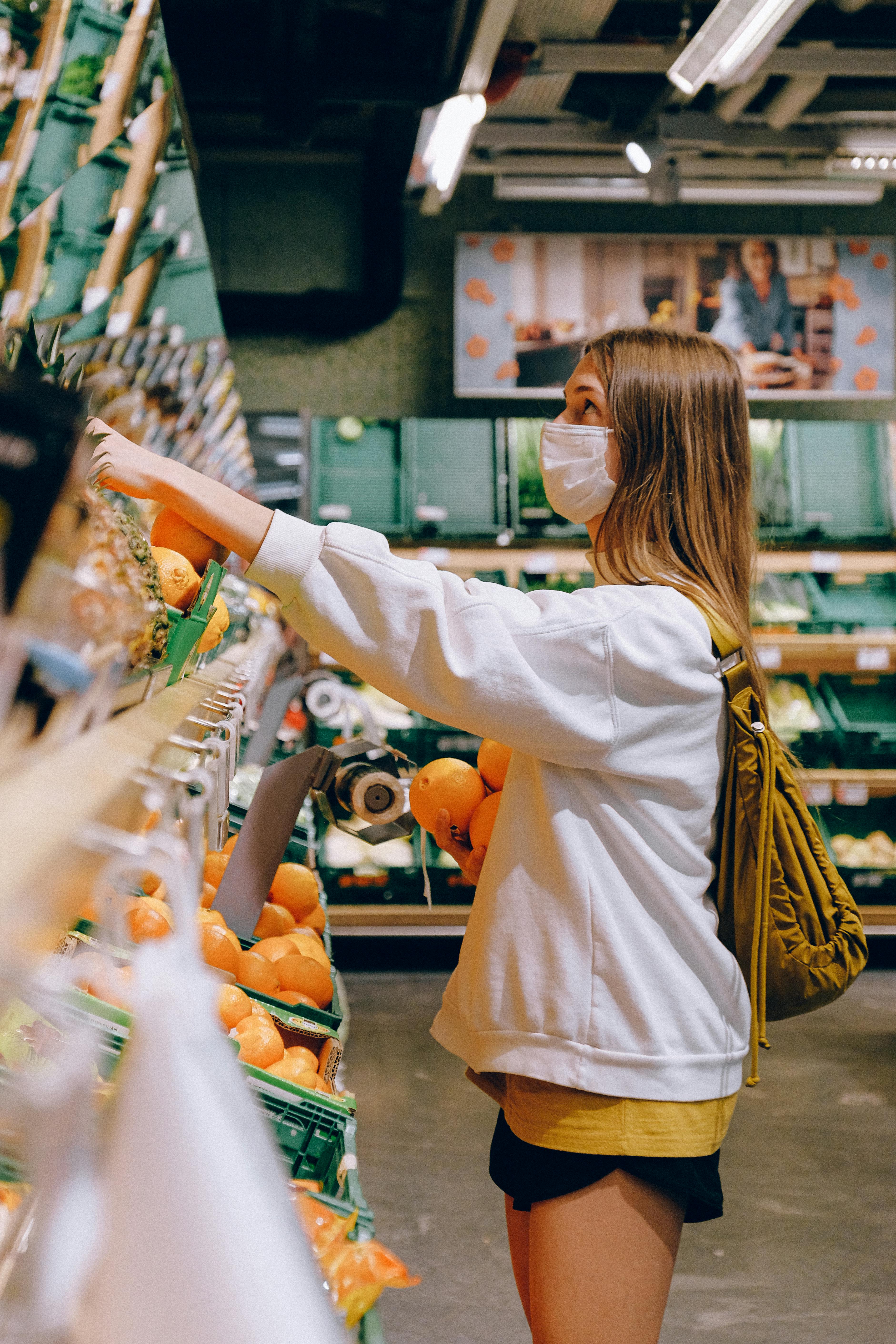 Une femme fait ses courses | Source : Pexels