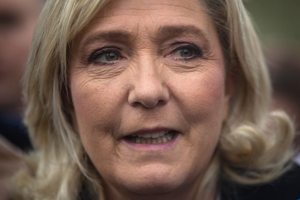 Marine Le Pen, leader du parti d'extrême droite français Rassemblement national (RN) et candidate à l'élection présidentielle française de 2022, s'entretient avec les médias après avoir déposé une gerbe devant la Croix de Lorraine à Graye-sur-Mer, dans le nord-ouest de la France, le Le 9 novembre 2021, à l'occasion de l'anniversaire de la mort du général De Gaulle. І Getty Images