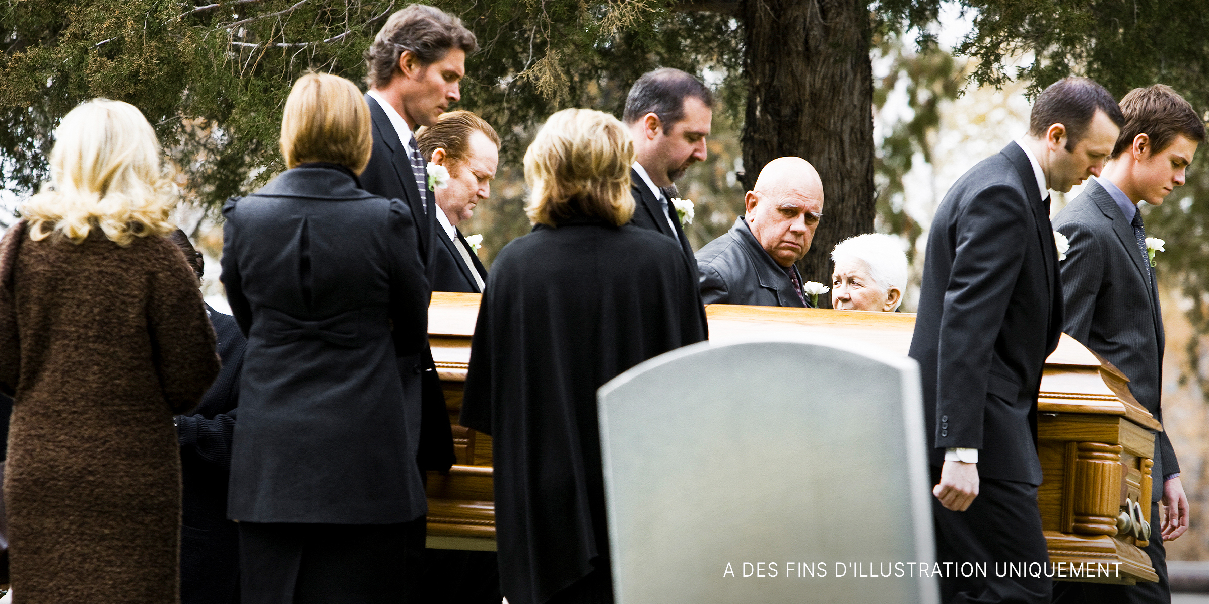 Des personnes à un enterrement | Source : Getty Images