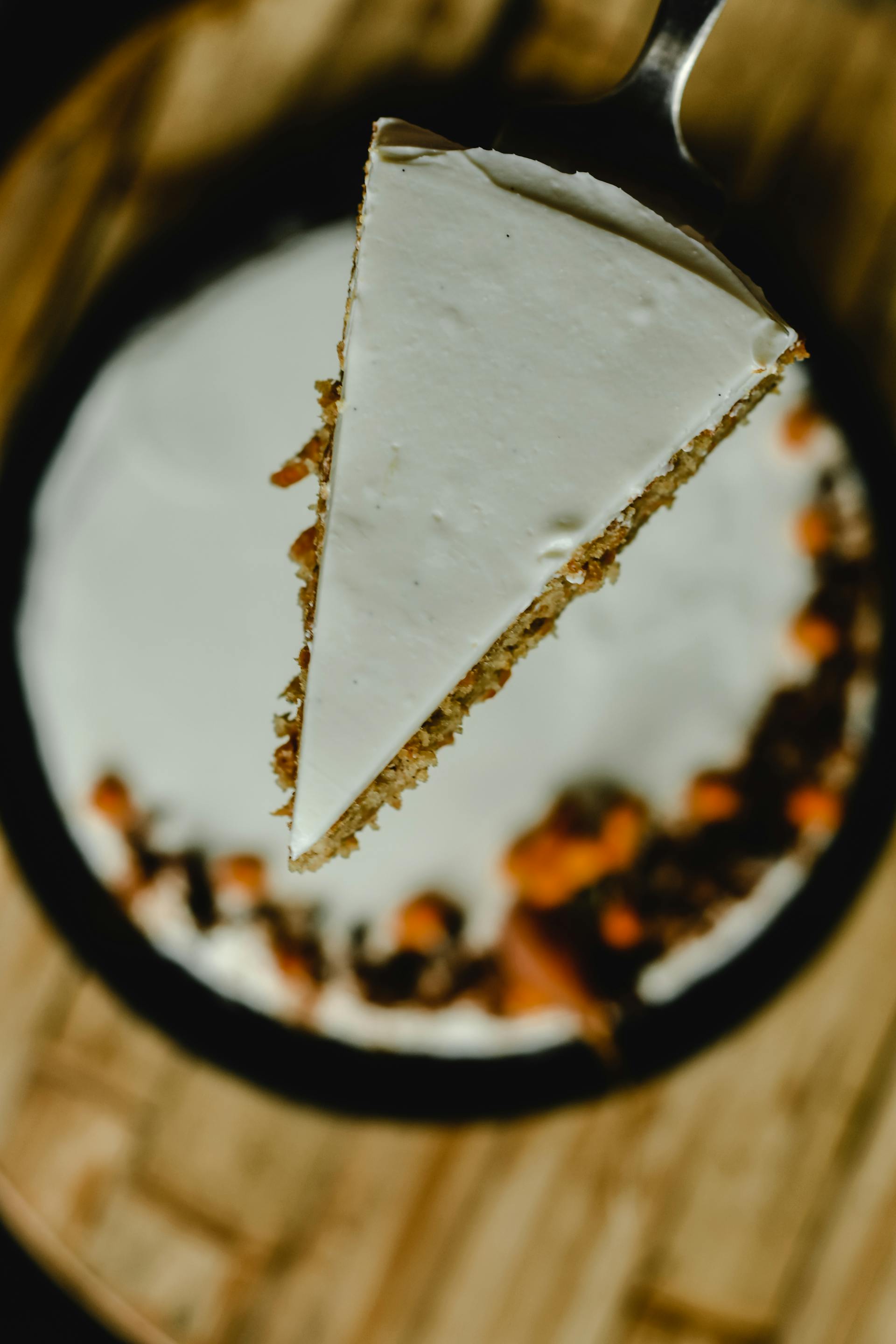 Vue de dessus d'une tranche de gâteau aux carottes | Source : Pexels