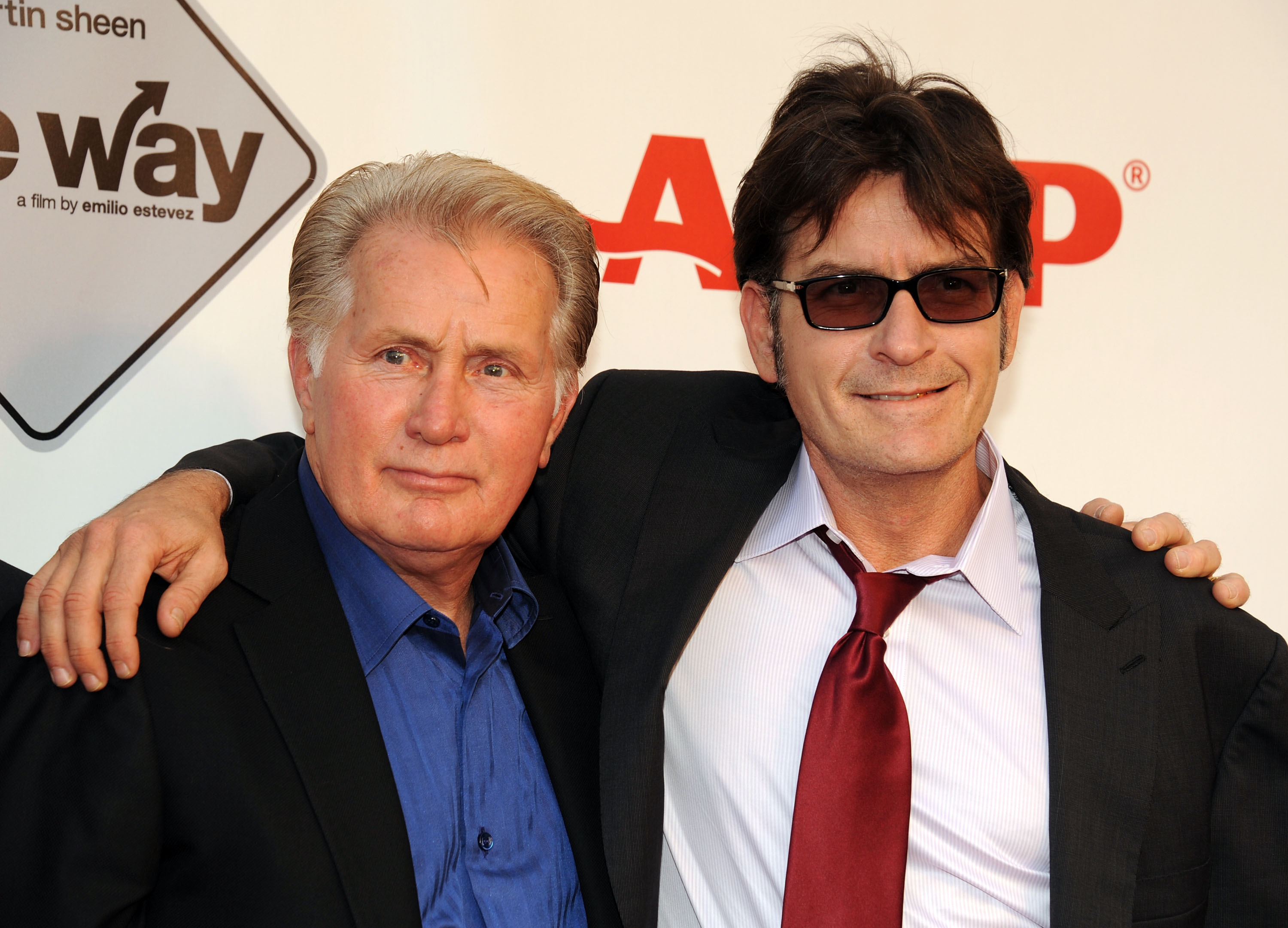 Martin Sheen et Charlie Sheen assistent à la projection de "The Way" le 23 septembre 2011 à Los Angeles, Californie | Source : Getty Images