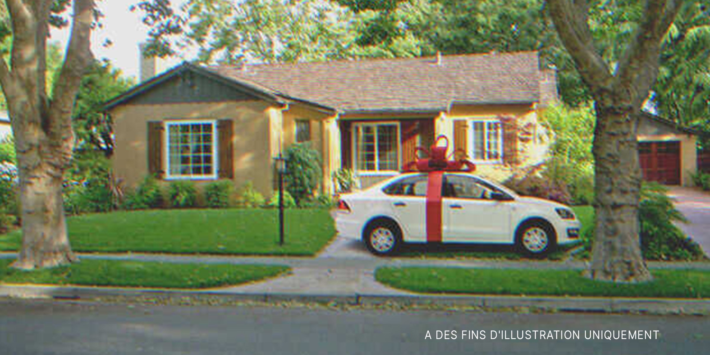 Une voiture avec un ruban devant une maison | Shutterstock    