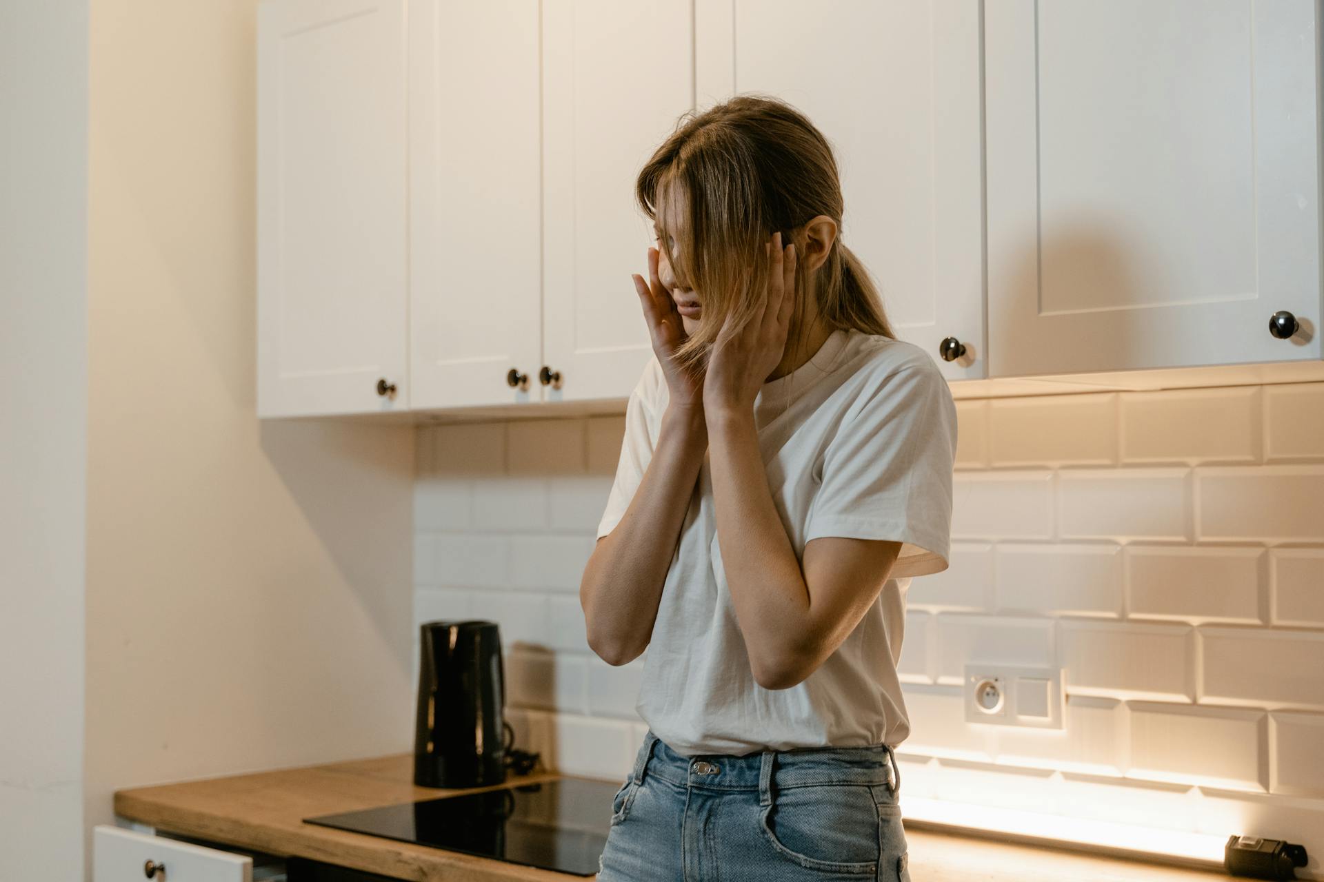 Une femme à l'air anxieux dans une cuisine | Source : Pexels