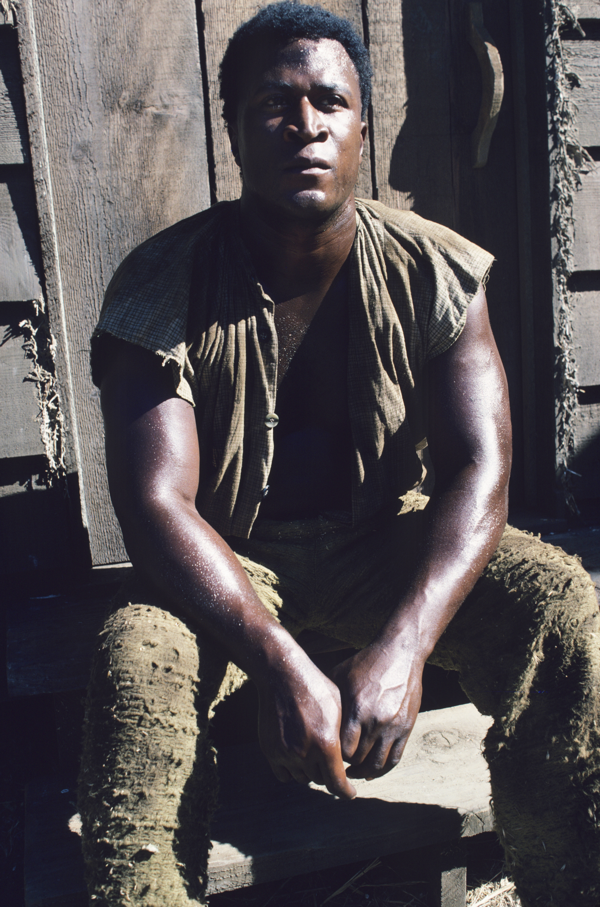 John Amos dans le rôle de Kunta Kinte dans "Roots" en 1977 | Source : Getty Images