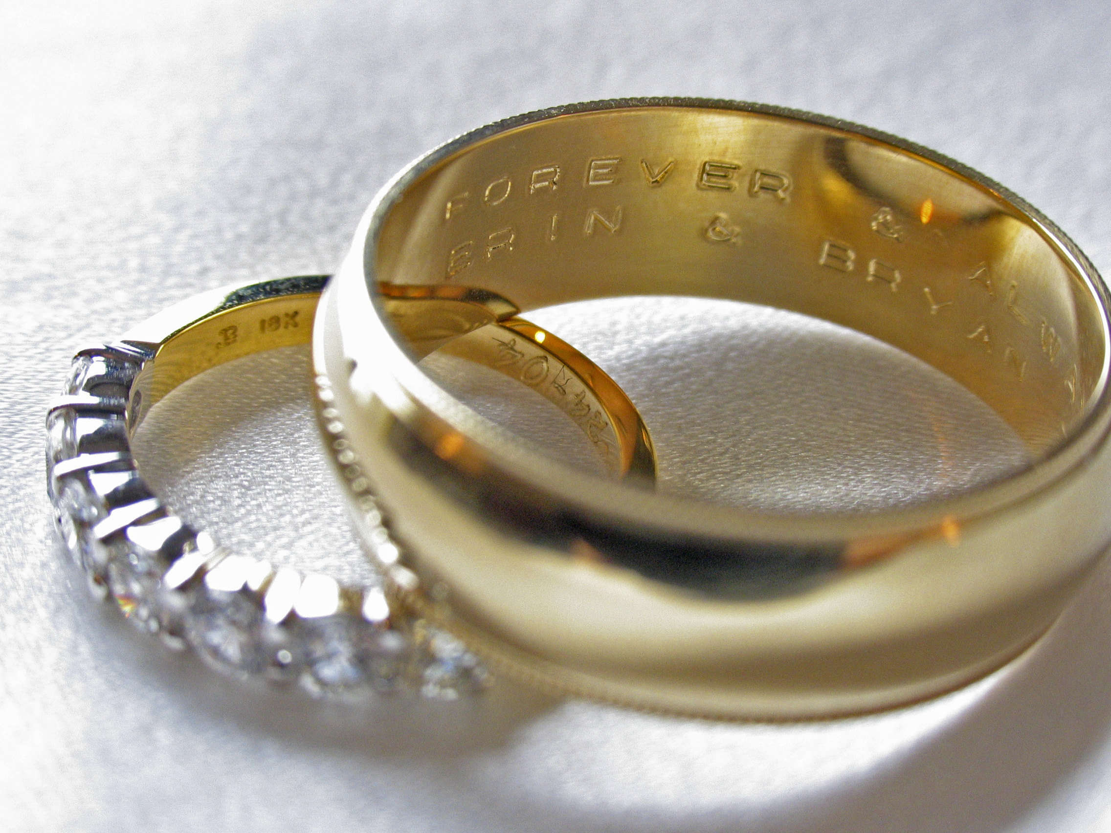 Des anneaux de mariage avec gravures | Source : Getty Images