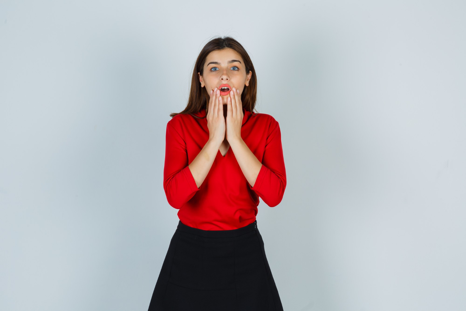 Une jeune femme perplexe | Source : Freepik