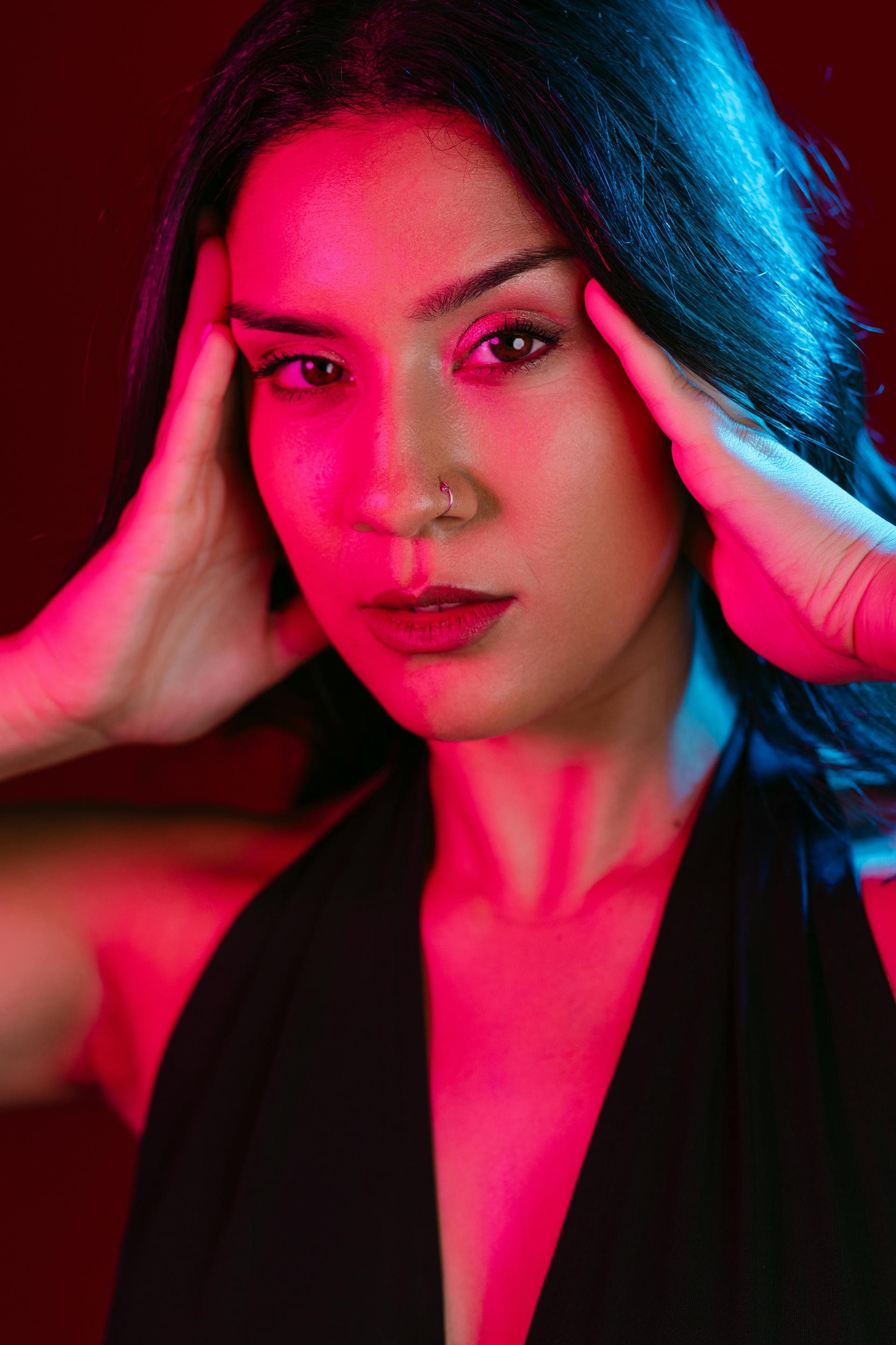 Une femme se frottant les tempes | Source : Pexels