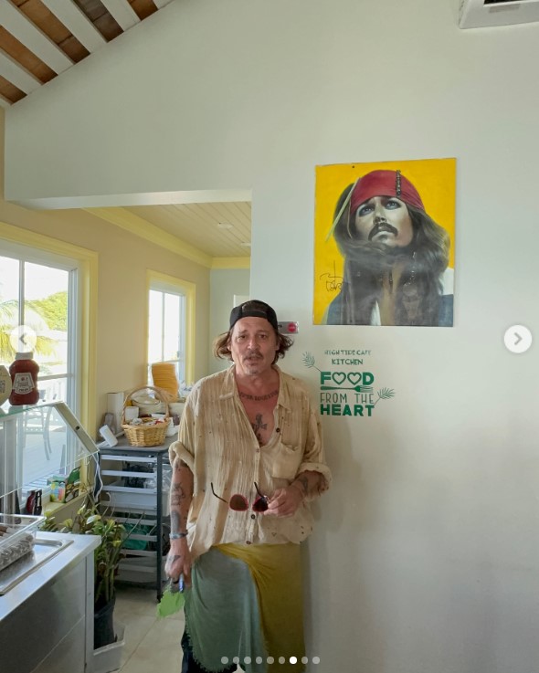 Johnny Depp posant à côté de son œuvre d'art Captain Jack Sparrow au Lorraine's Cafe &amp; High Tide à Exuma, aux Bahamas, le 30 août 3034 | Source : Instagram/killerbartender