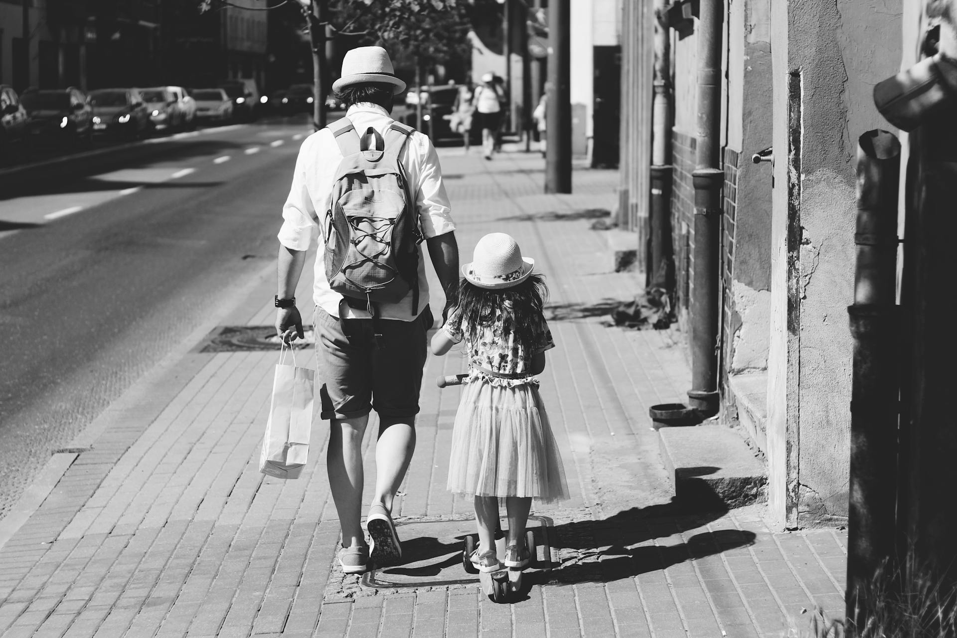 Père et fille marchant dans la rue | Source : Pexels