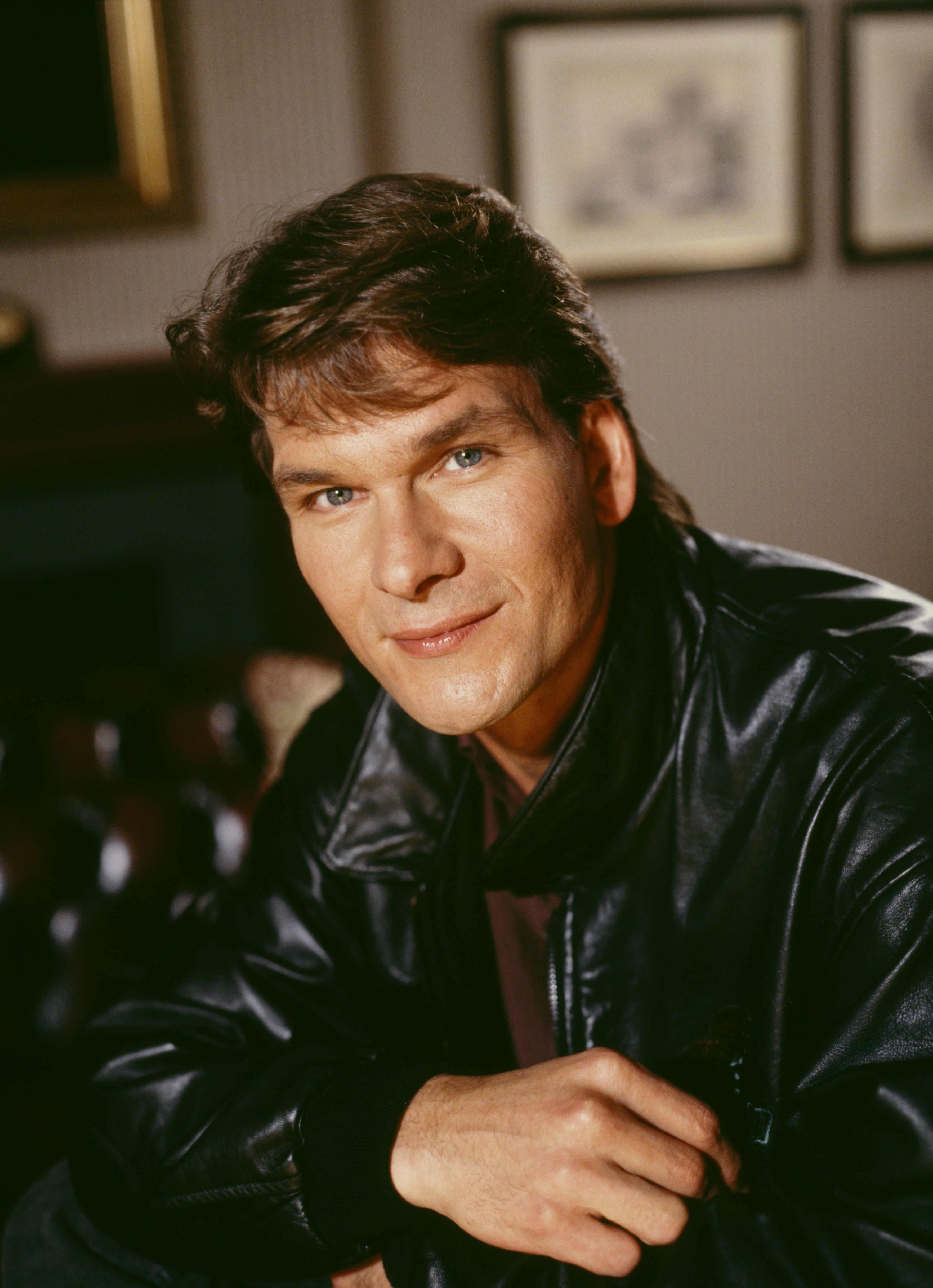 Acteur américain Patrick Swayze (1952 - 2009), vers 1990. | Photo : Getty Images