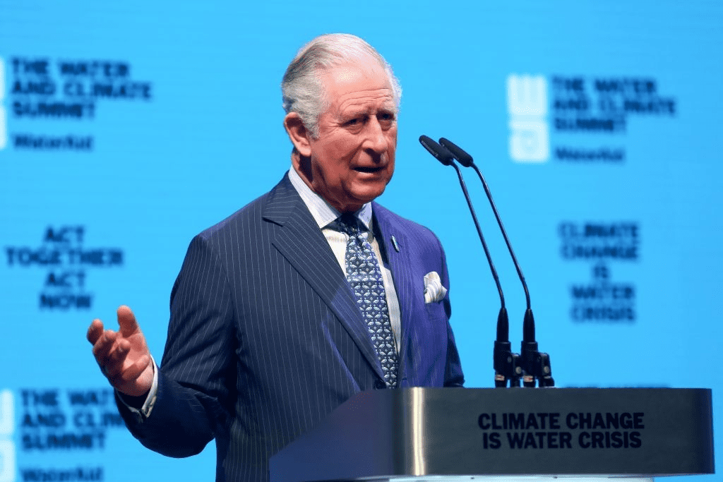 Le Prince Charles, Prince de Galles, s'exprime sur scène lors de l'événement WaterAid sur l'eau et le climat à Kings Place le 10 mars 2020 à Londres, en Angleterre. | Photo : Getty Images