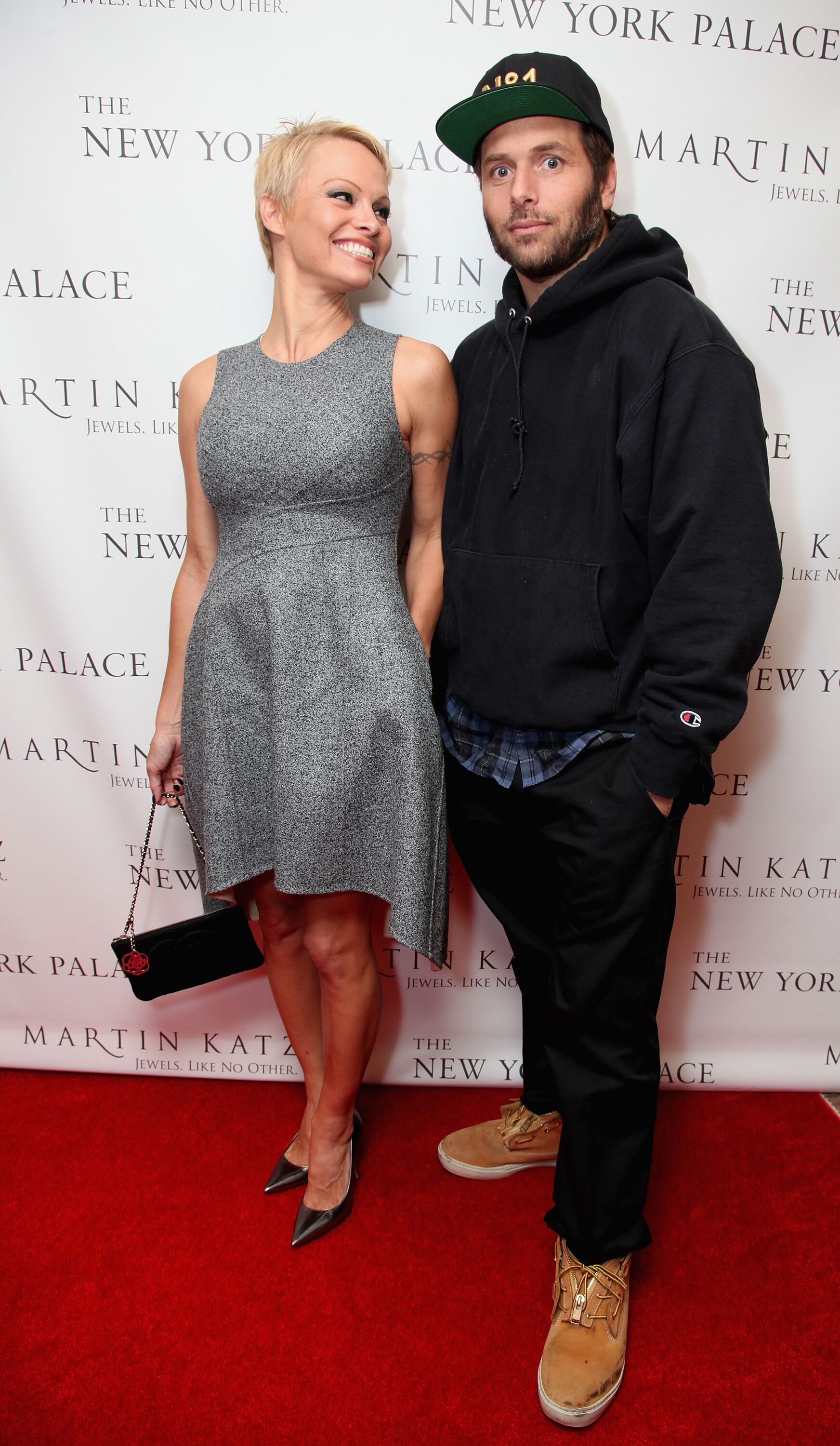 Pamela Anderson et Rick Salomon assistent au Martin Katz Jewel Suite. | Photo : Getty Images