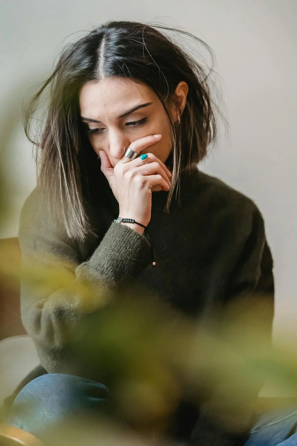 Une jeune femme triste et plongée dans ses pensées | Source : Pexels