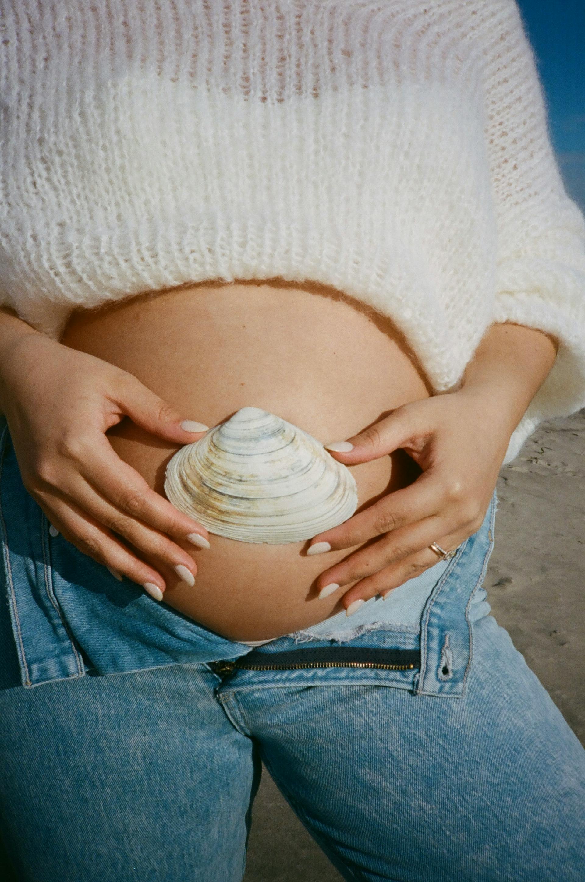 Une femme tenant son ventre de femme enceinte | Source : Pexels