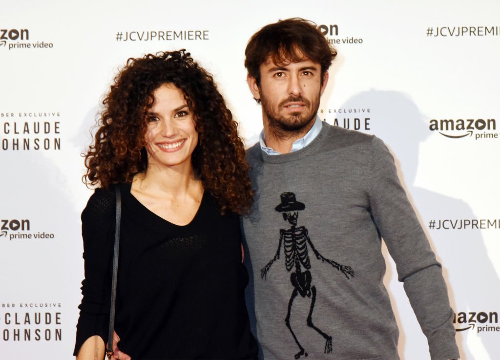 Barbara Cabrita et son compagnon Aymeric Lanes assistent à la première de la série télévisée Amazon "Jean Claude Van Jonhson" au Grand Rex le 12 décembre 2017 à Paris, France. | Photo : Getty Images.