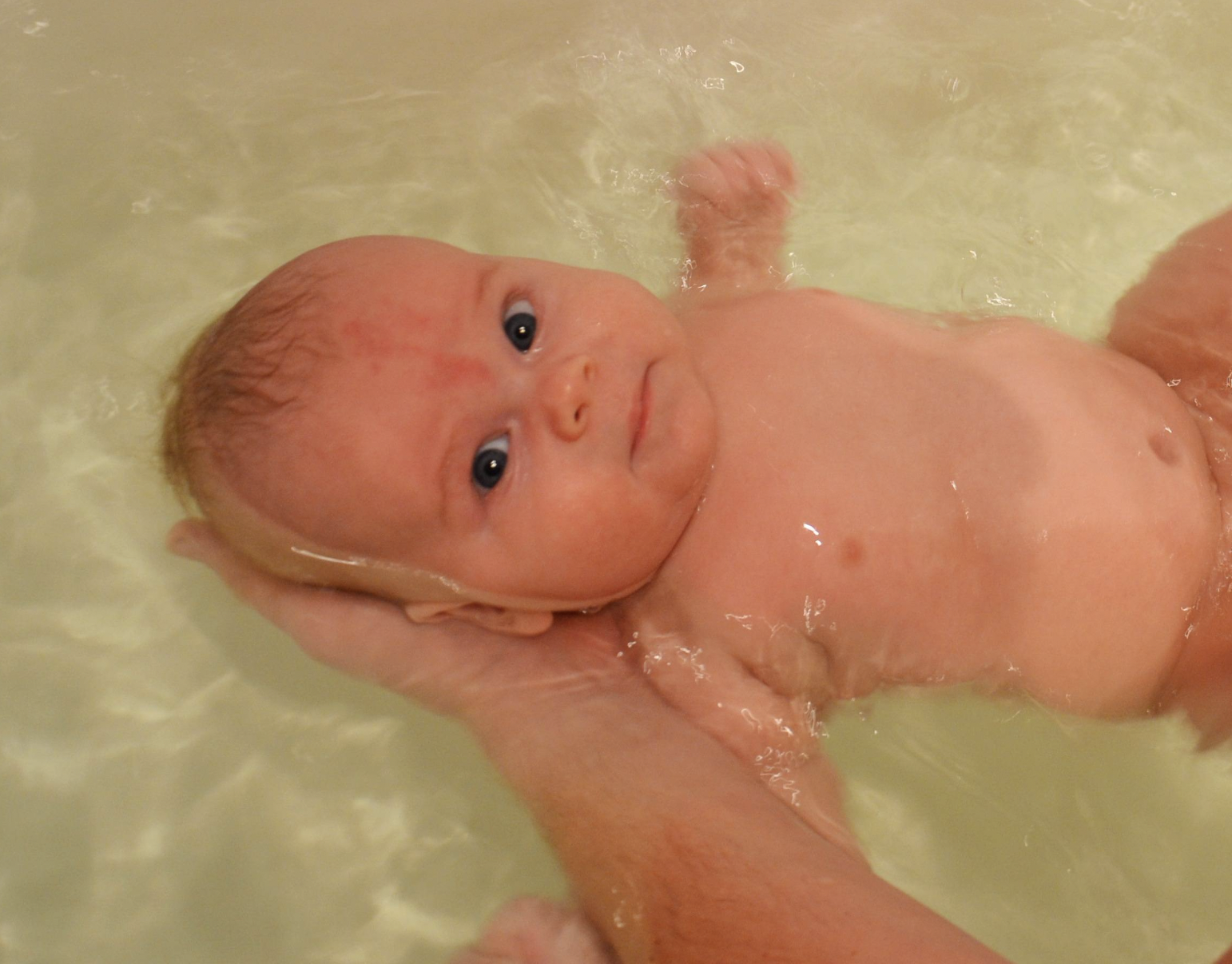 Um bebê toma banho em uma banheira | Fonte: Flickr