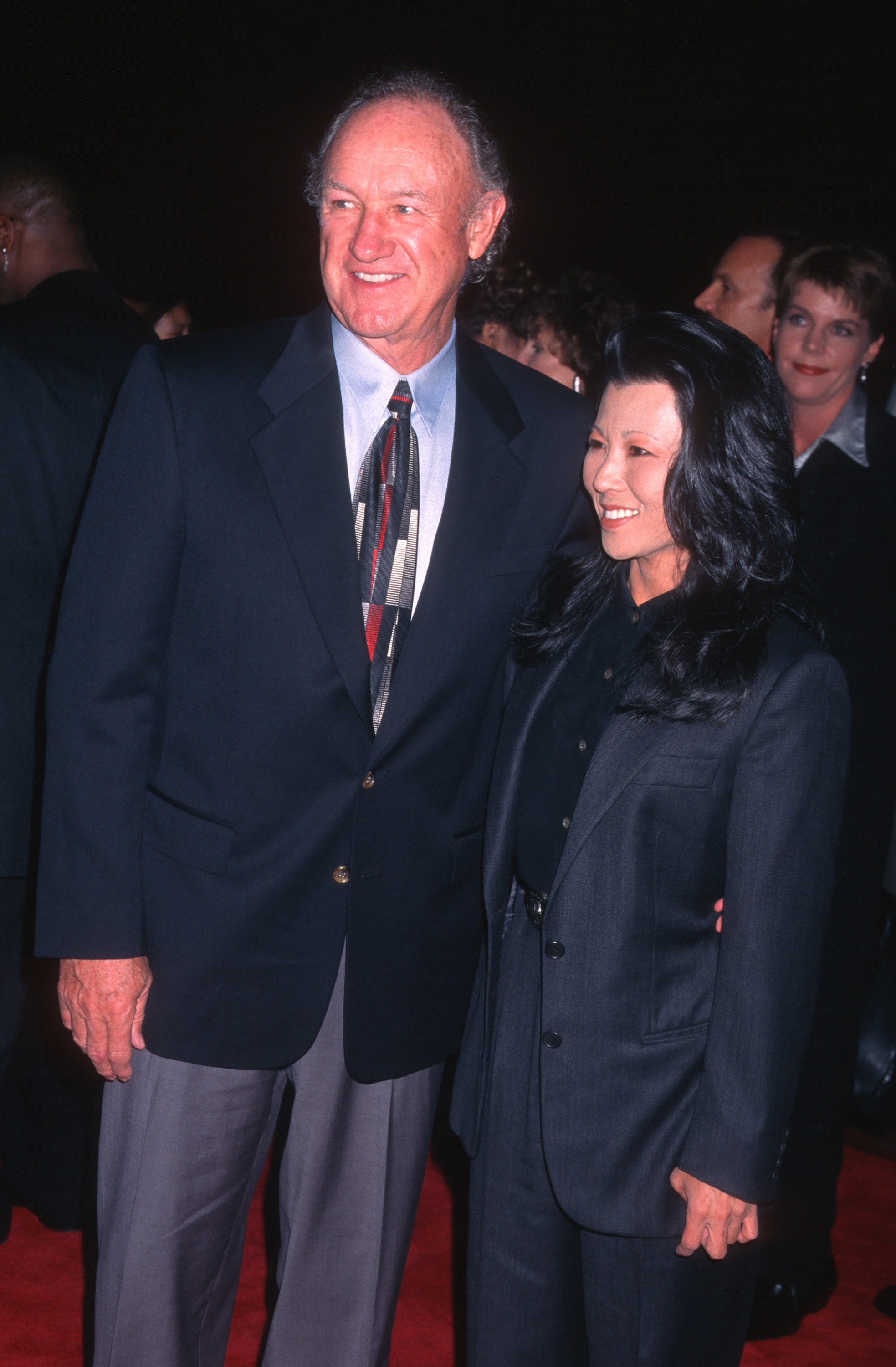 Gene Hackman et Betsy Arakawa assistent à la première de "L'Héritage de la haine" à l'Academy Theater, Beverly Hills, Californie, le 2 octobre 1996 | Source : Getty Images