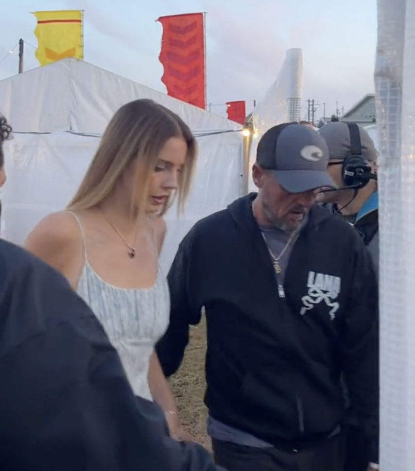 Lana Del Rey et Jeremy Dufrene repérés au festival de Leeds en août 2024 en Angleterre. | Source : TikTok/chrislloydart