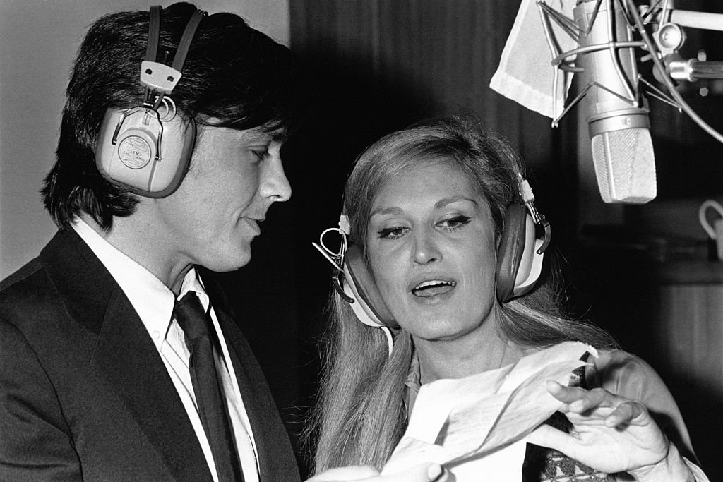 Alain Delon et Dalida enregistrant la chanson 'Paroles, Paroles' en 1973 . | Photo : Getty Images