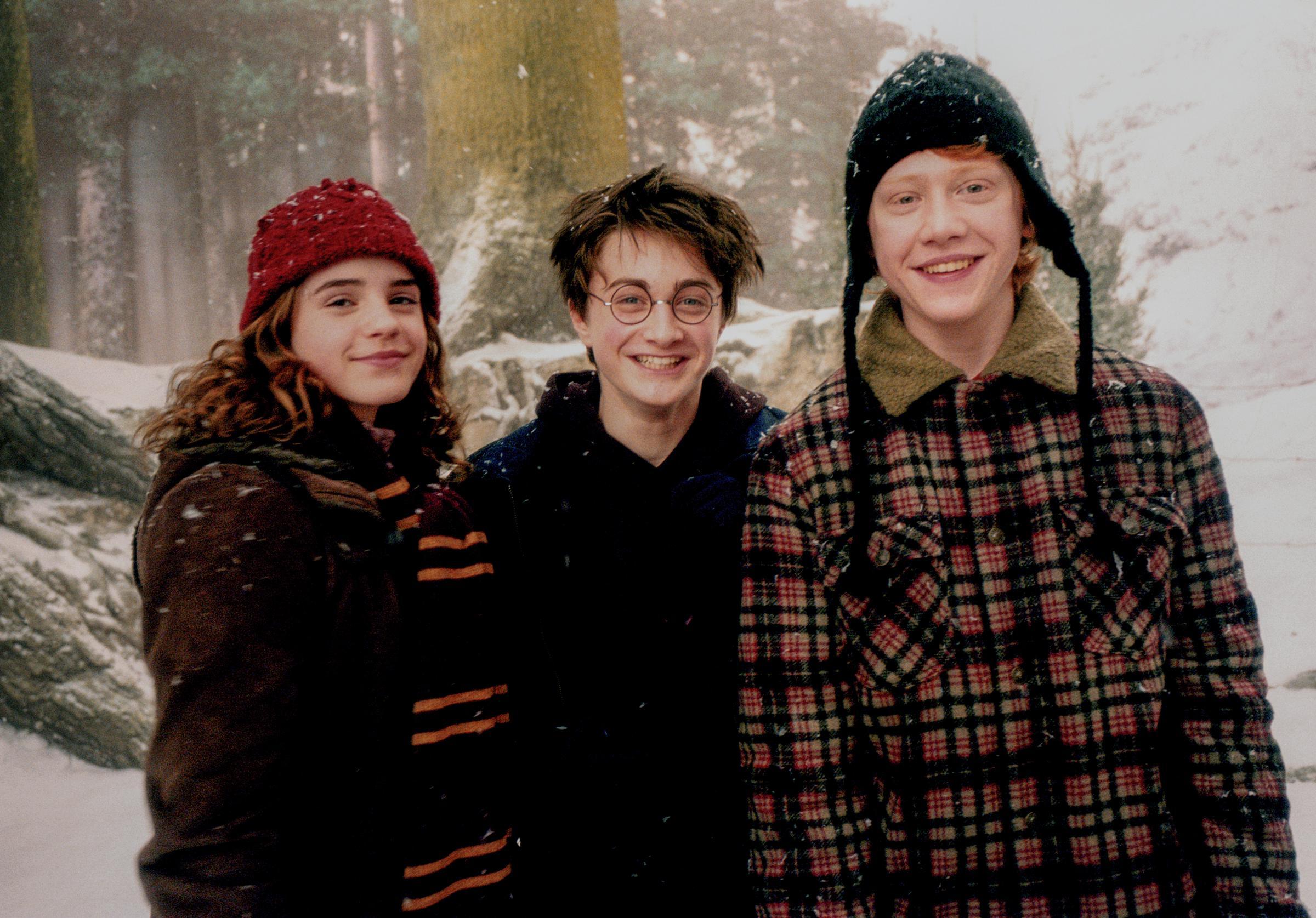 Emma Watson, Daniel Radcliffe et Rupert Grint sur le tournage de "Harry Potter et le Prisonnier d'Azkaban", à Londres, en Angleterre, en 2003 | Source : Getty Images