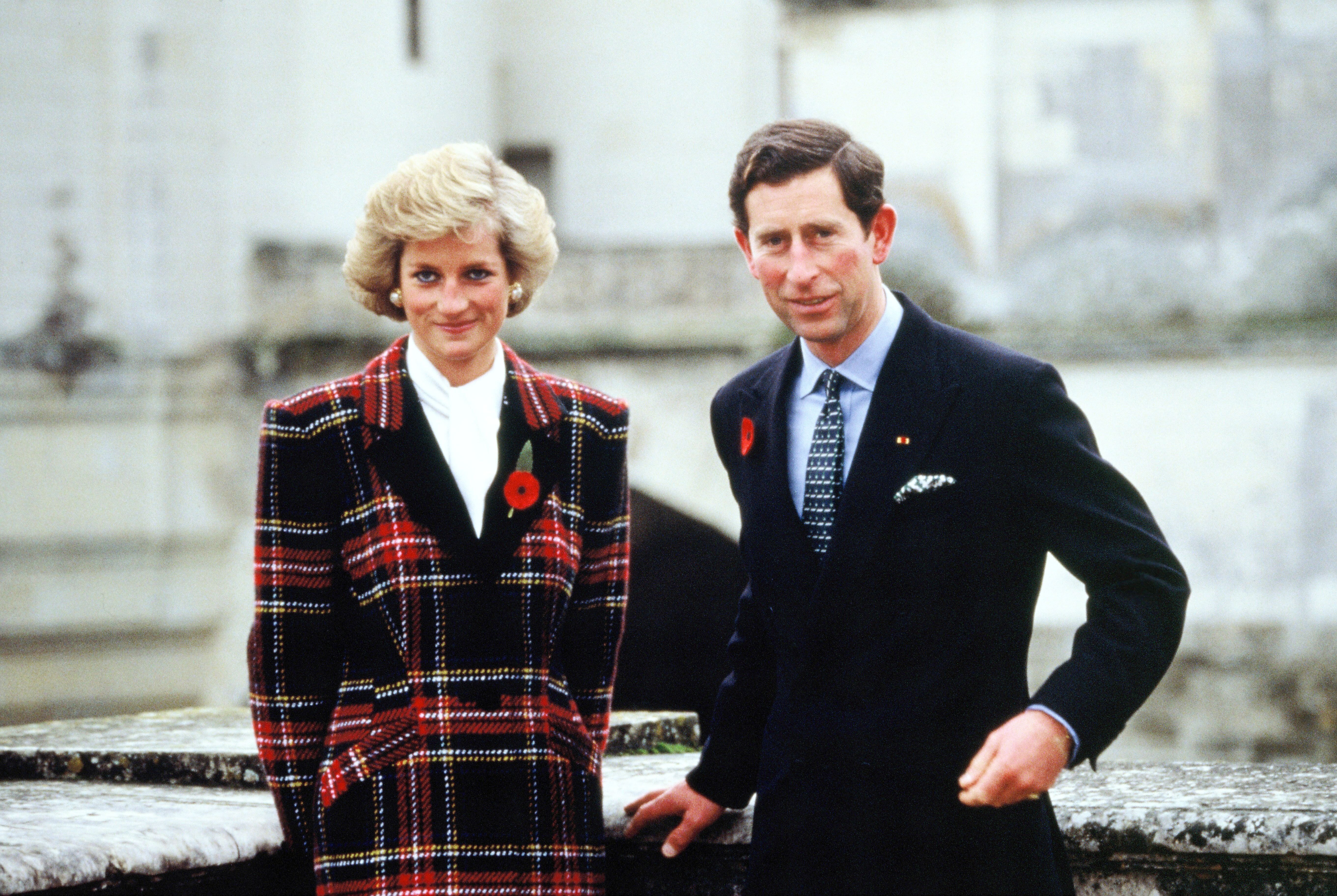 Charles et Diana, prince et princesse de Galles, posent devant le château de Chambord. | Source: Getty Images