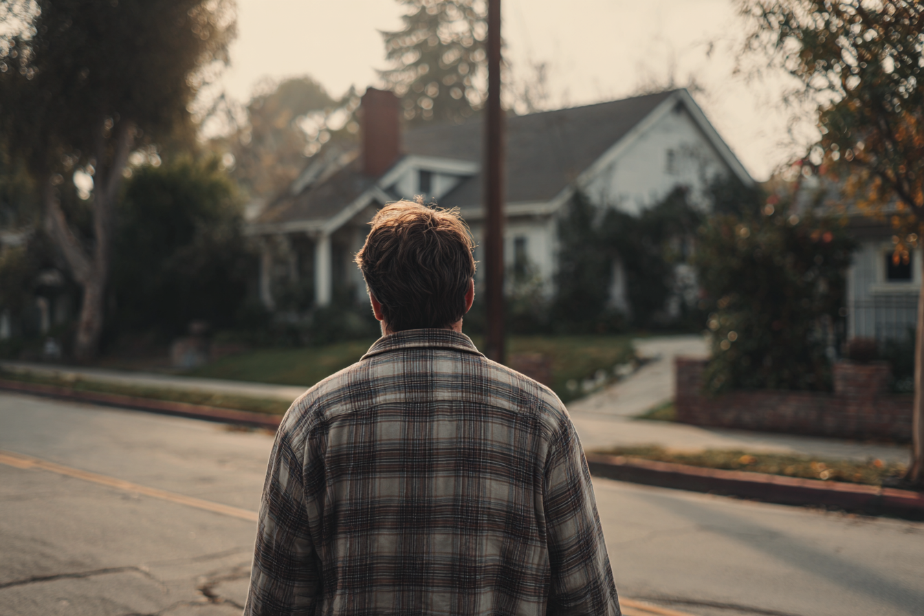 Un homme debout dans une rue | Source : Midjourney